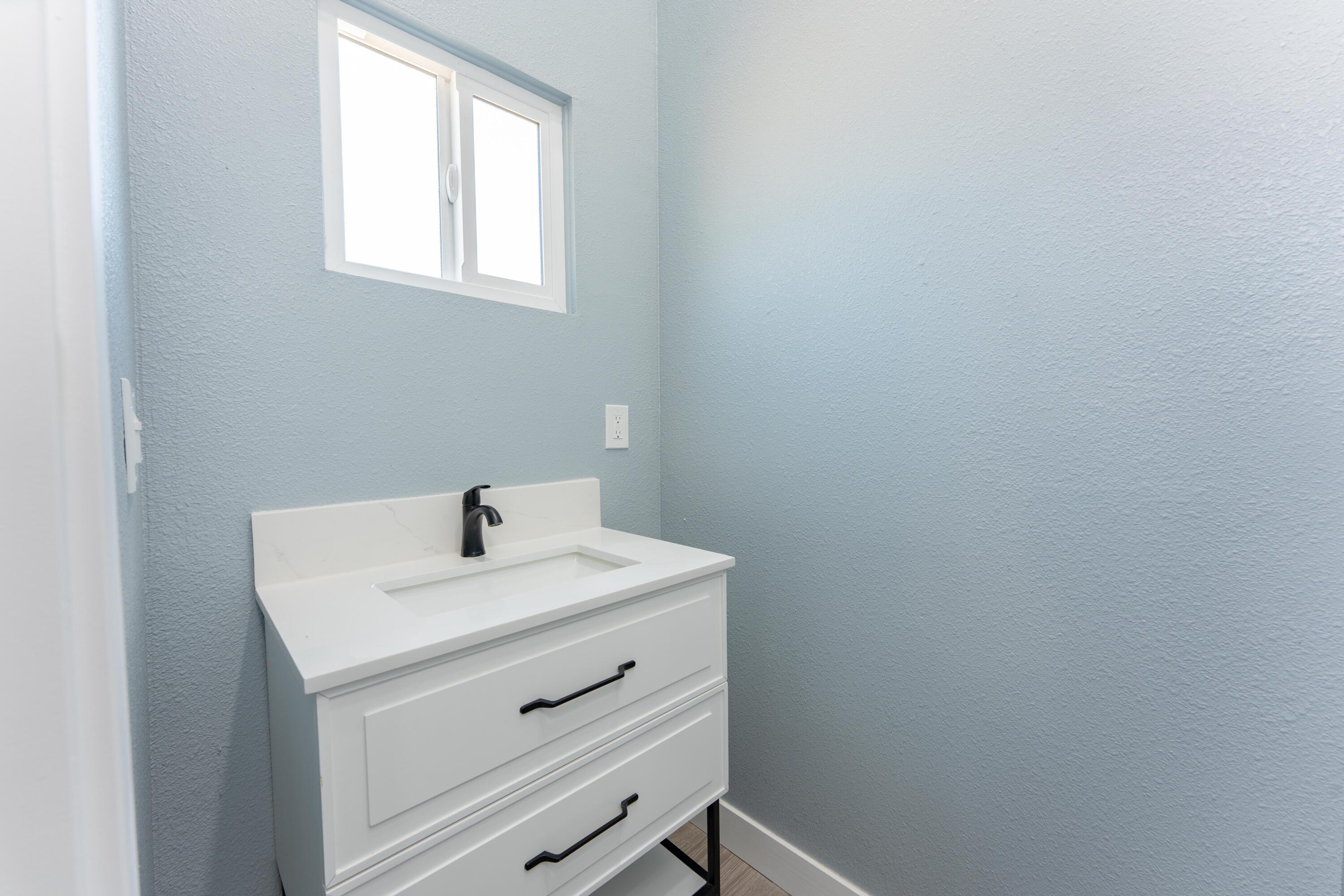 821 I St, Orange Cove, CA 93646