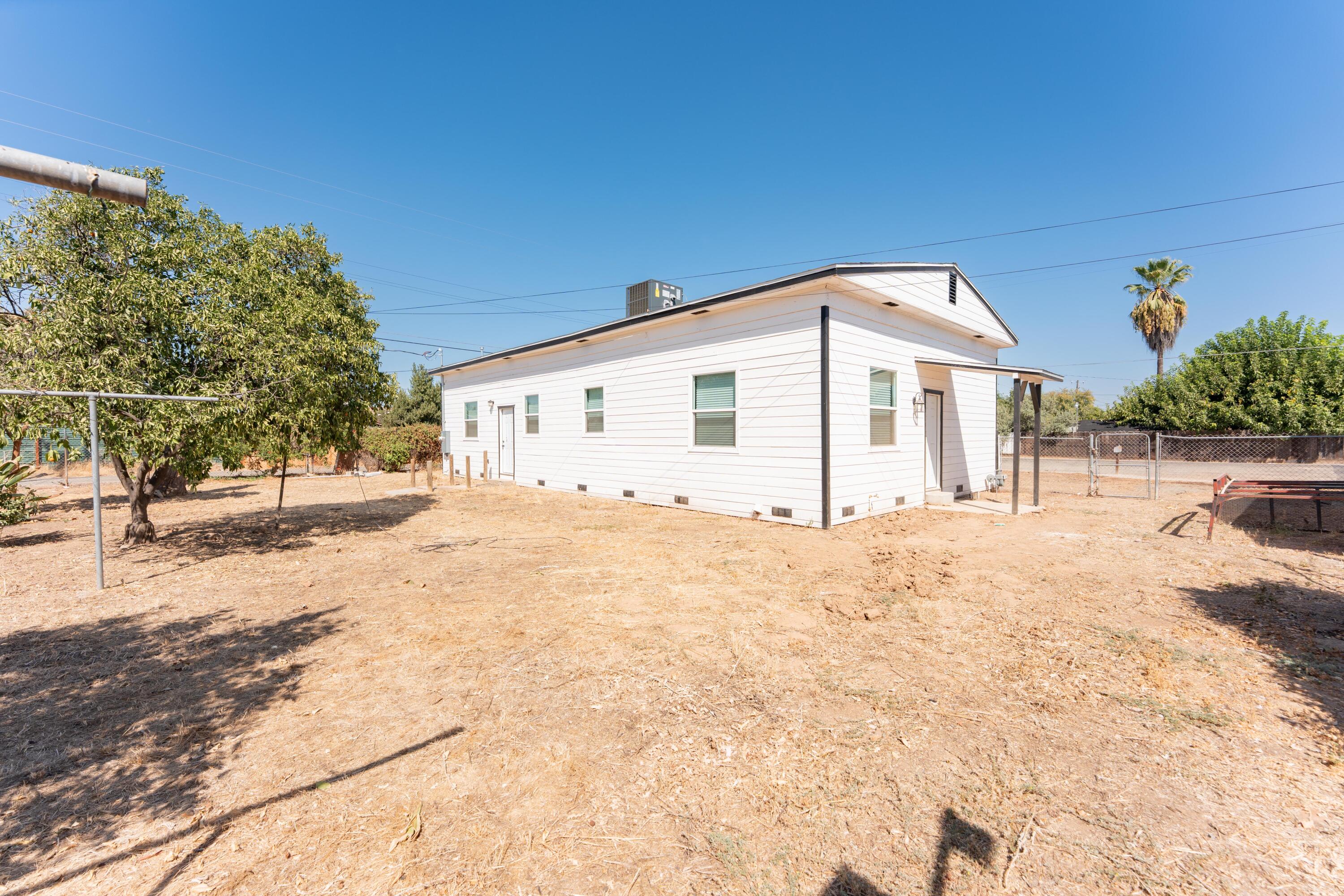 821 I St, Orange Cove, CA 93646