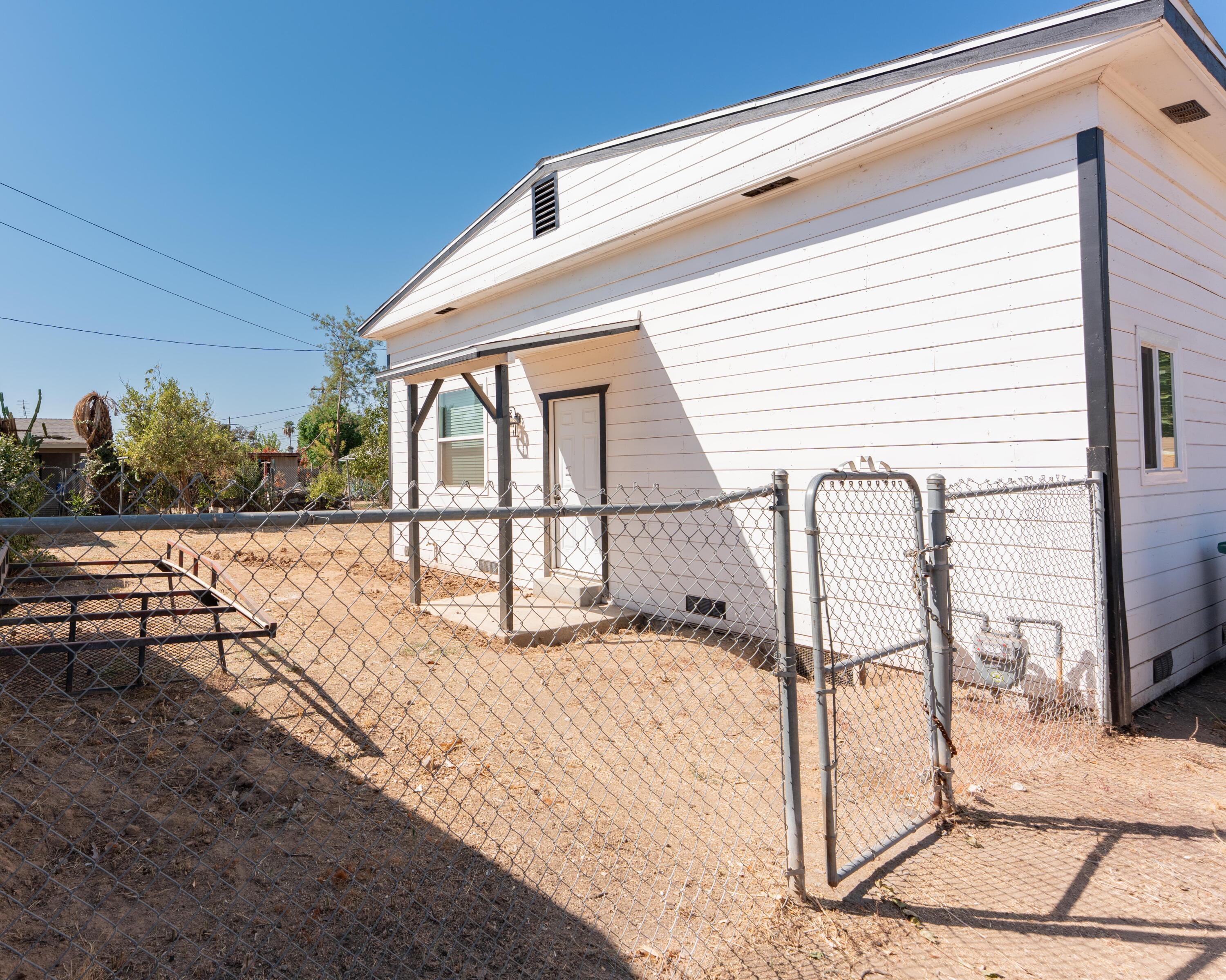 821 I St, Orange Cove, CA 93646