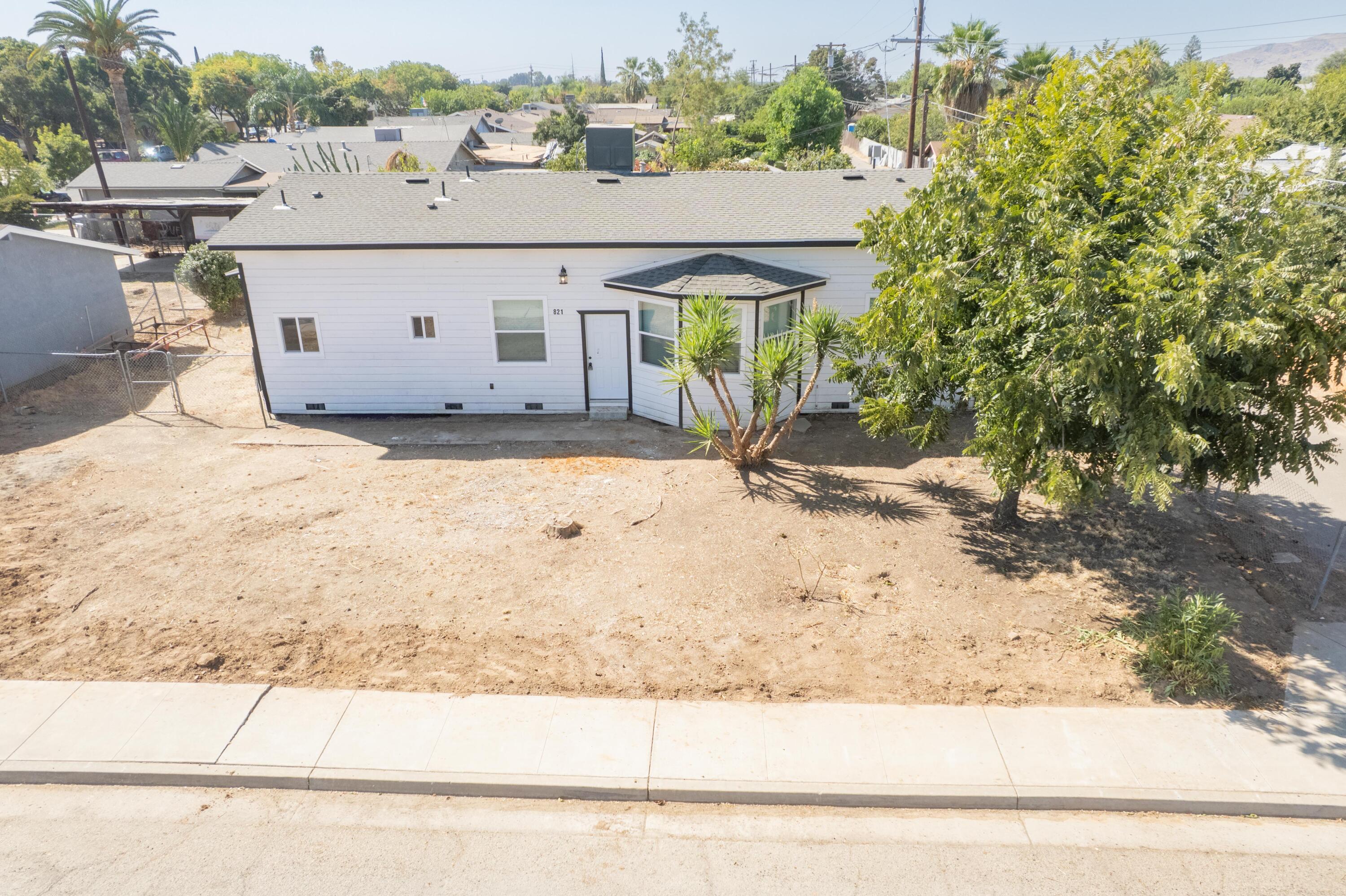 821 I St, Orange Cove, CA 93646
