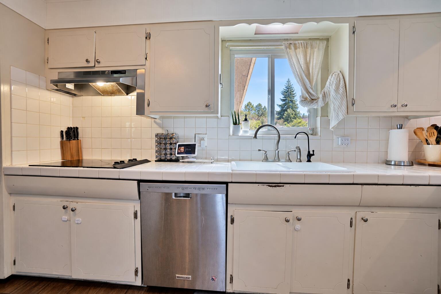 641 Meadow Ln, Lemoore, CA 93245