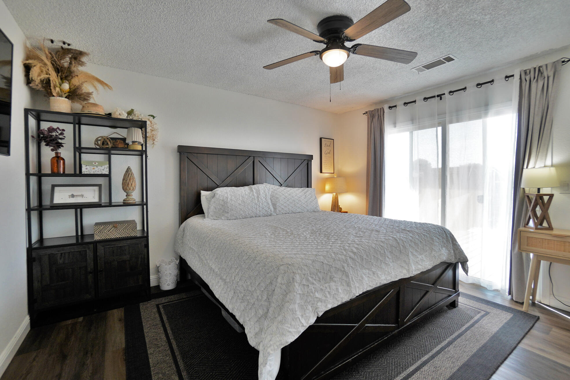 641 Meadow Ln, Lemoore, CA 93245