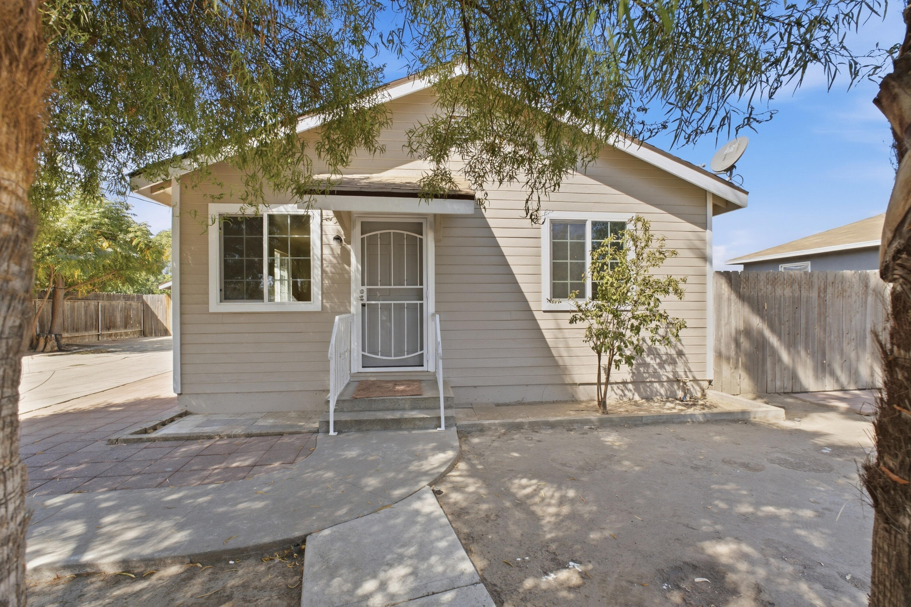 1123 N Rinaldi St, Visalia, CA 93291