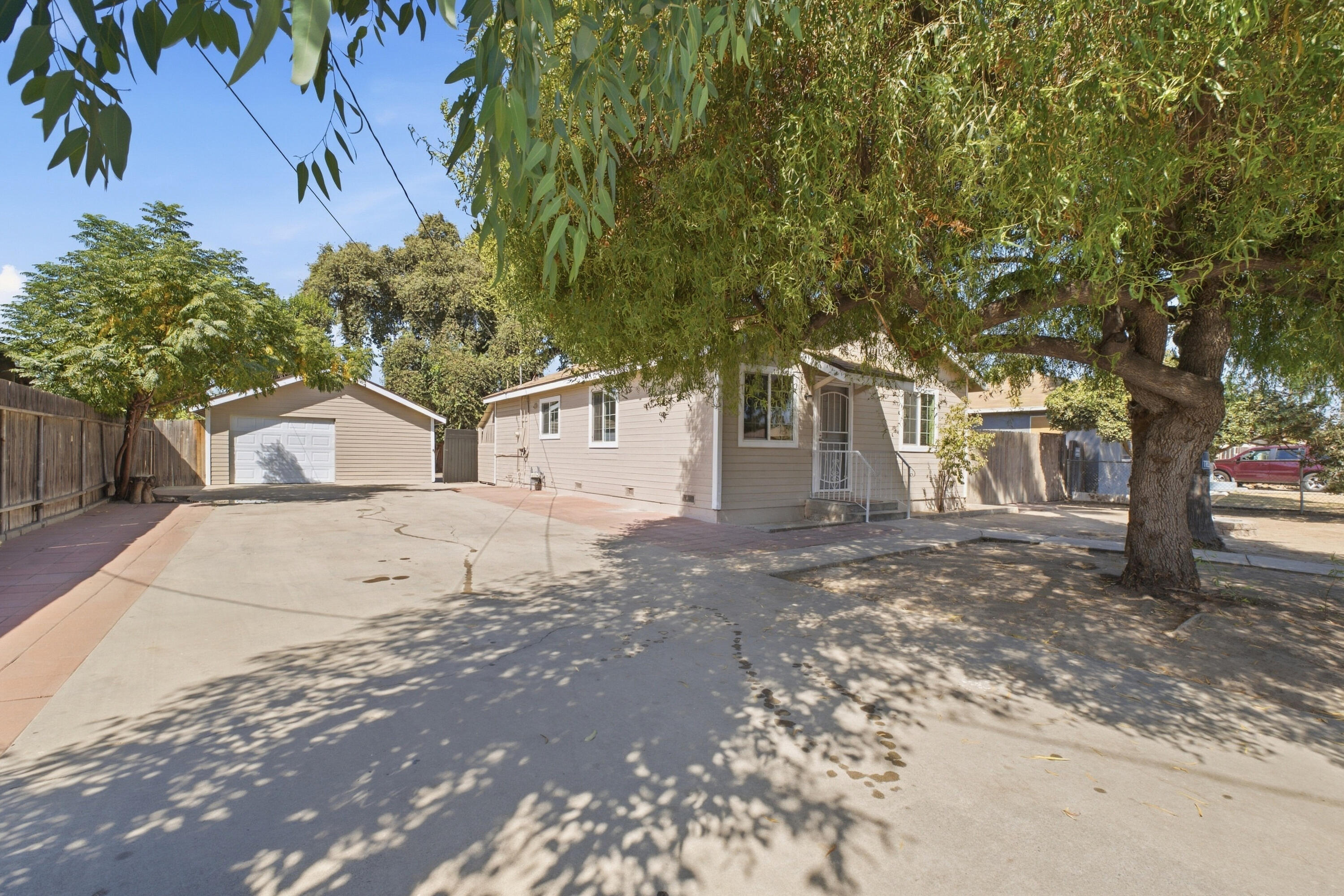 1123 N Rinaldi St, Visalia, CA 93291