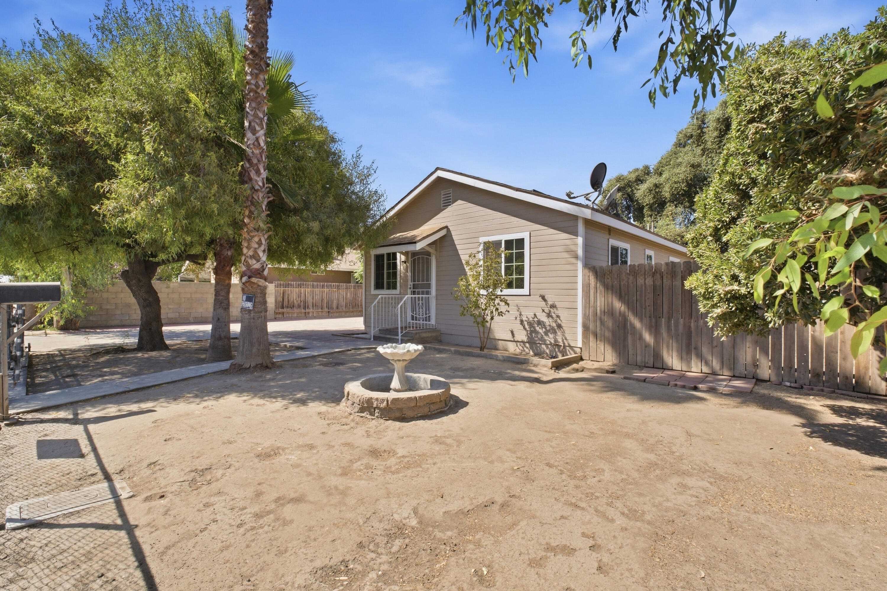 1123 N Rinaldi St, Visalia, CA 93291