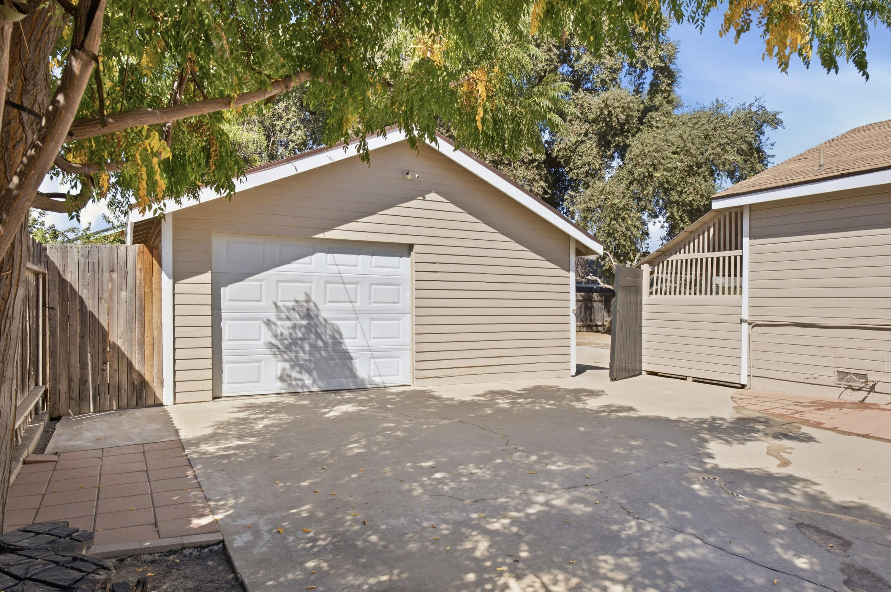 1123 N Rinaldi St, Visalia, CA 93291