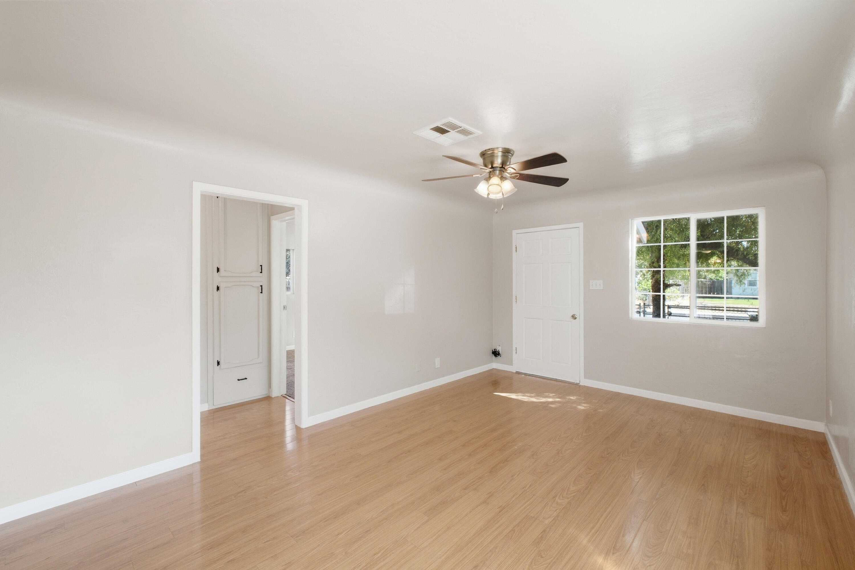 1123 N Rinaldi St, Visalia, CA 93291