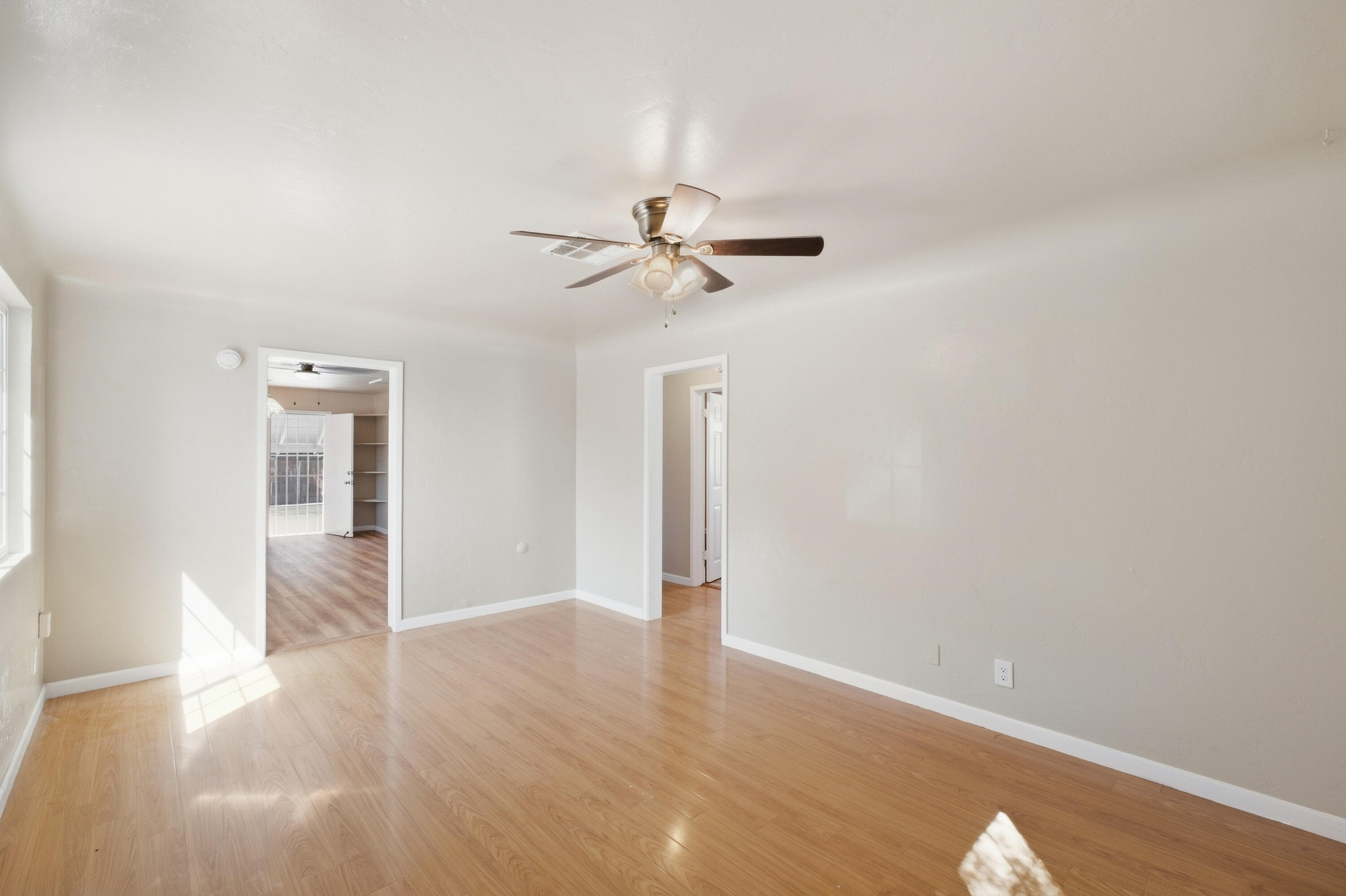 1123 N Rinaldi St, Visalia, CA 93291