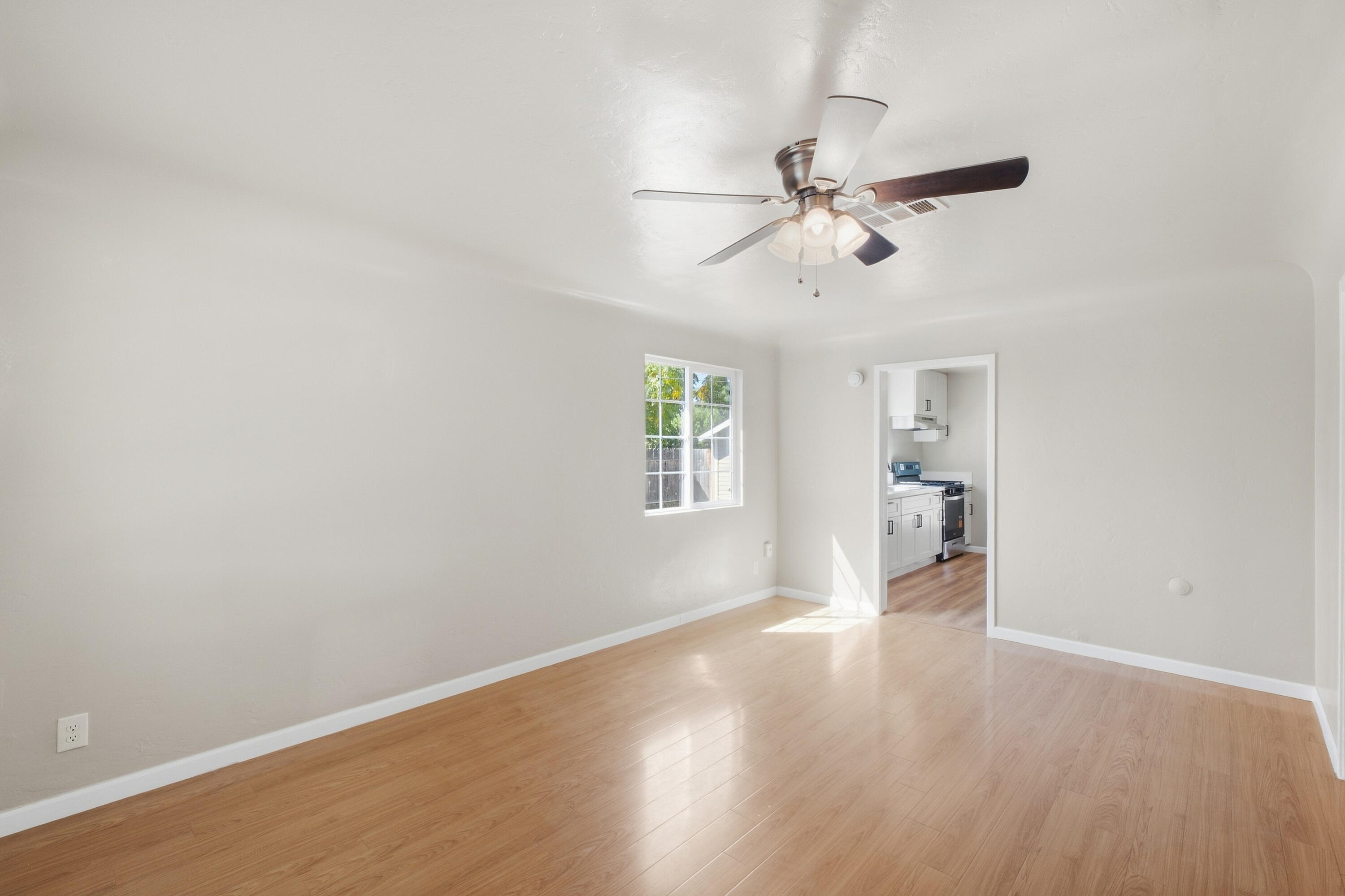 1123 N Rinaldi St, Visalia, CA 93291