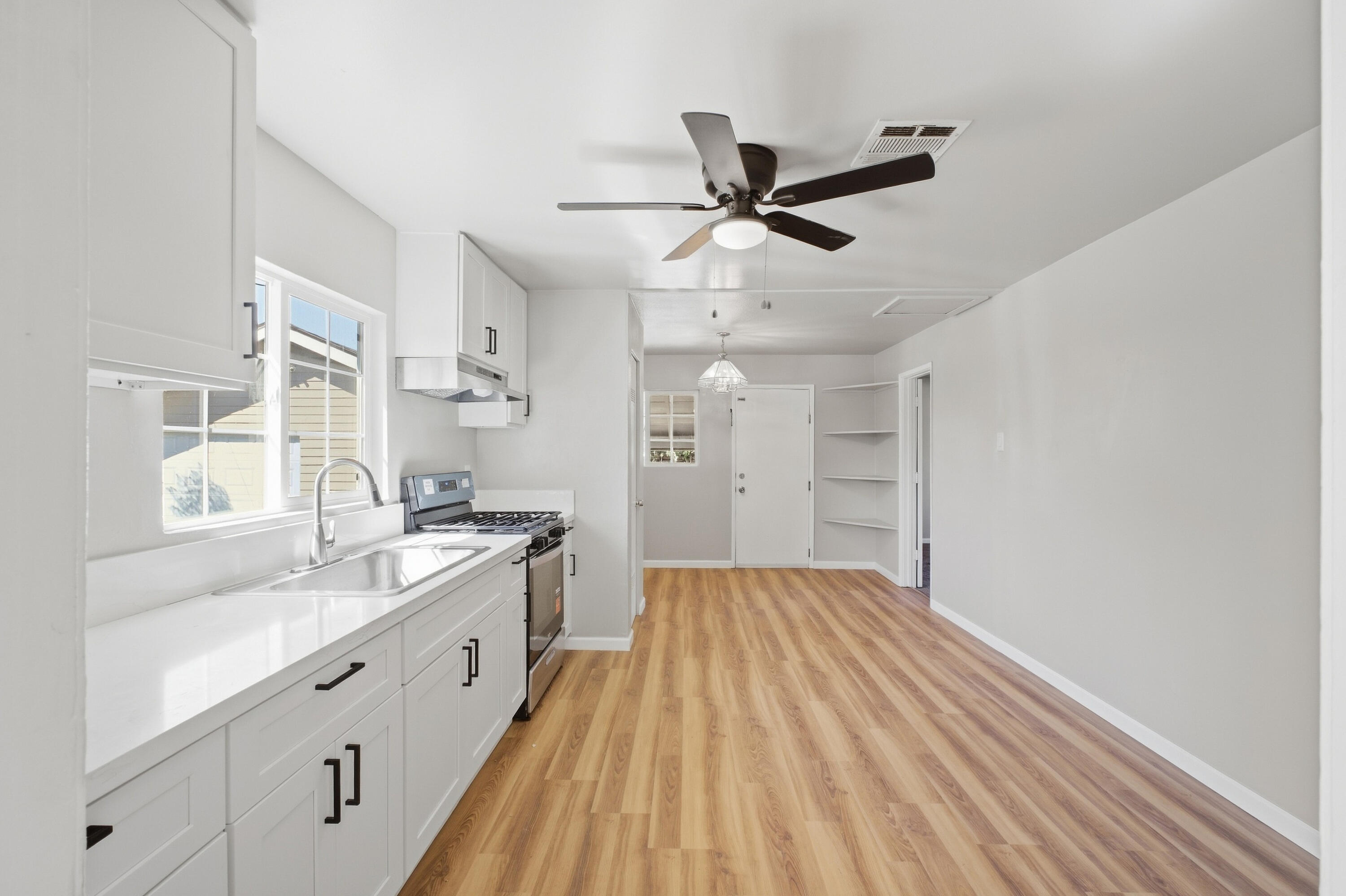 1123 N Rinaldi St, Visalia, CA 93291