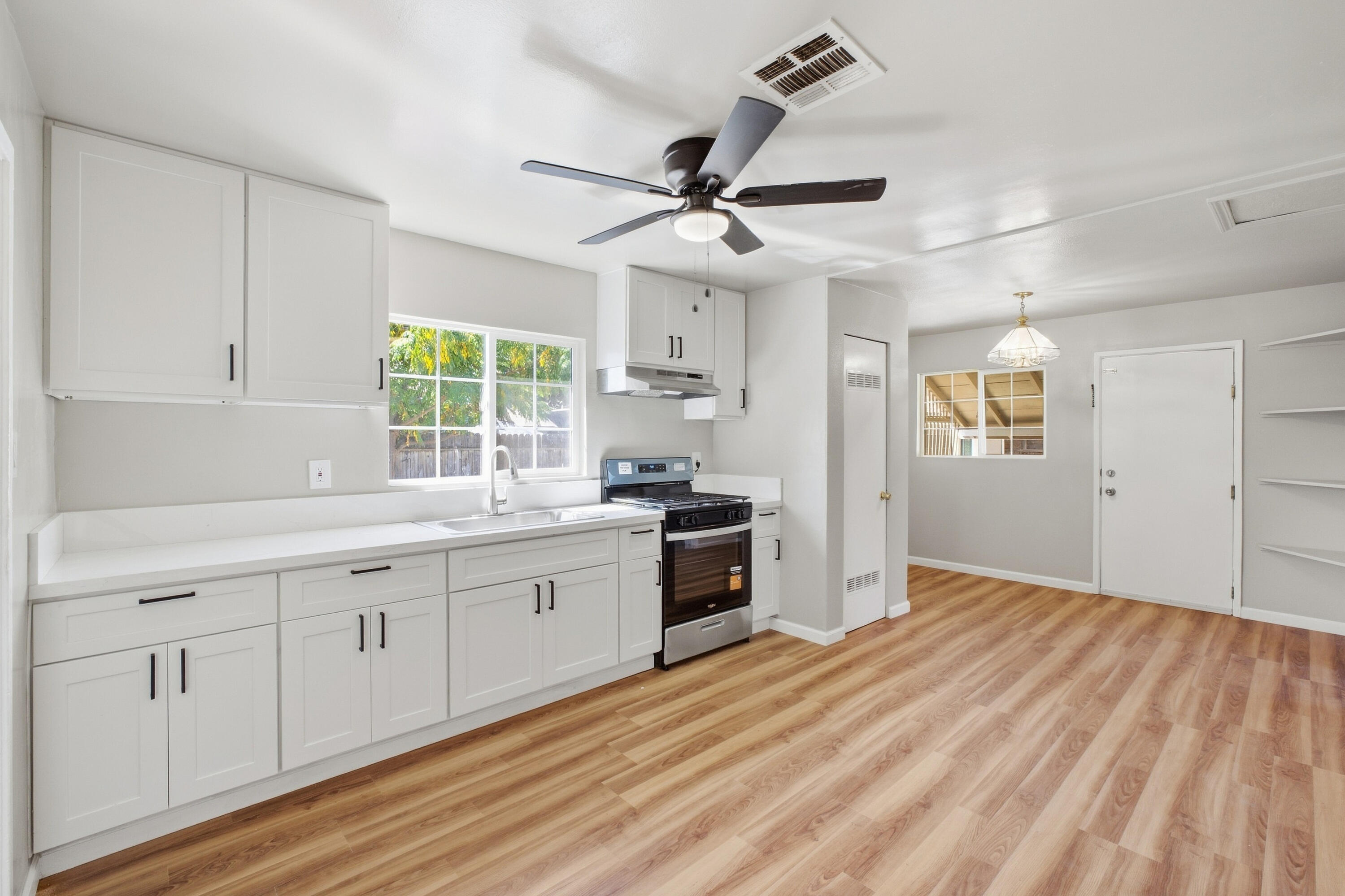 1123 N Rinaldi St, Visalia, CA 93291