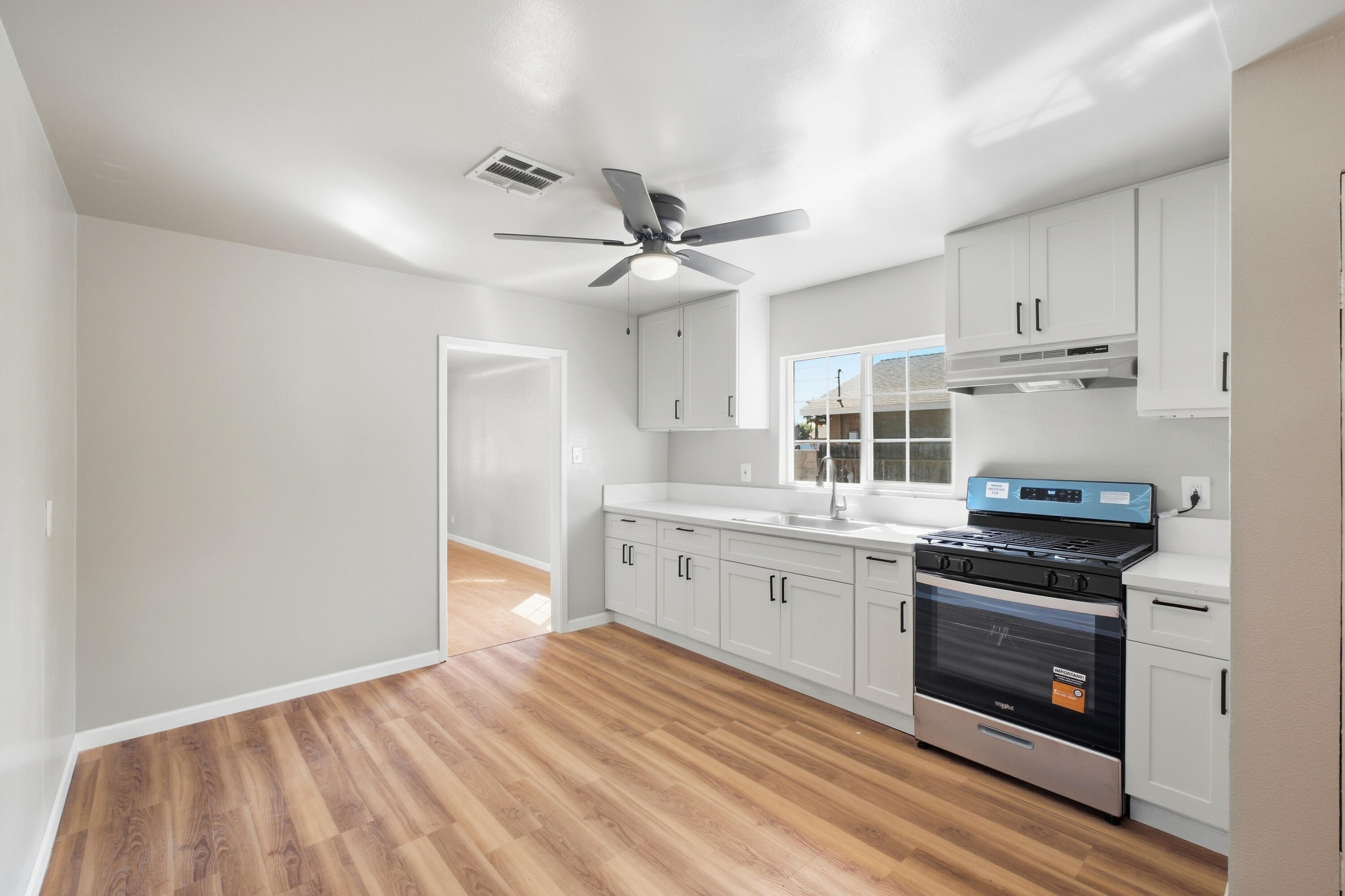 1123 N Rinaldi St, Visalia, CA 93291