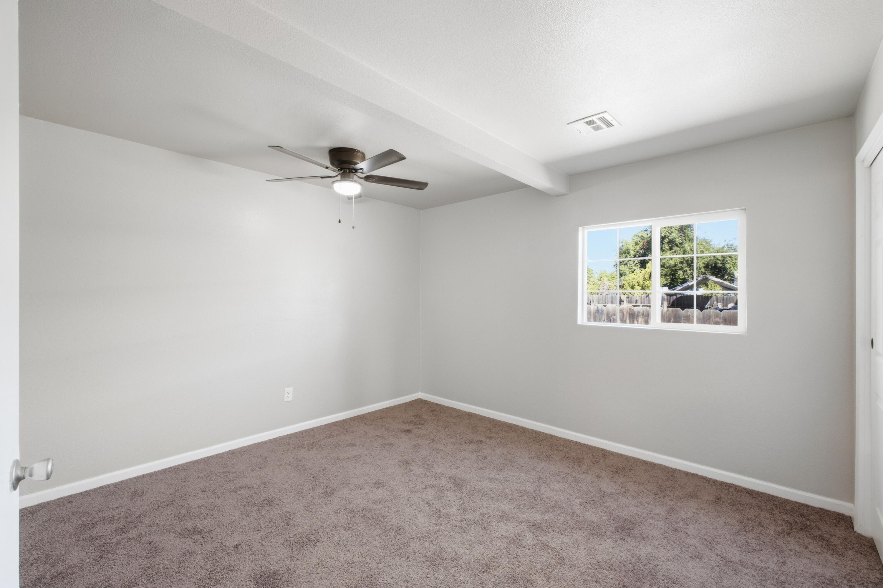 1123 N Rinaldi St, Visalia, CA 93291