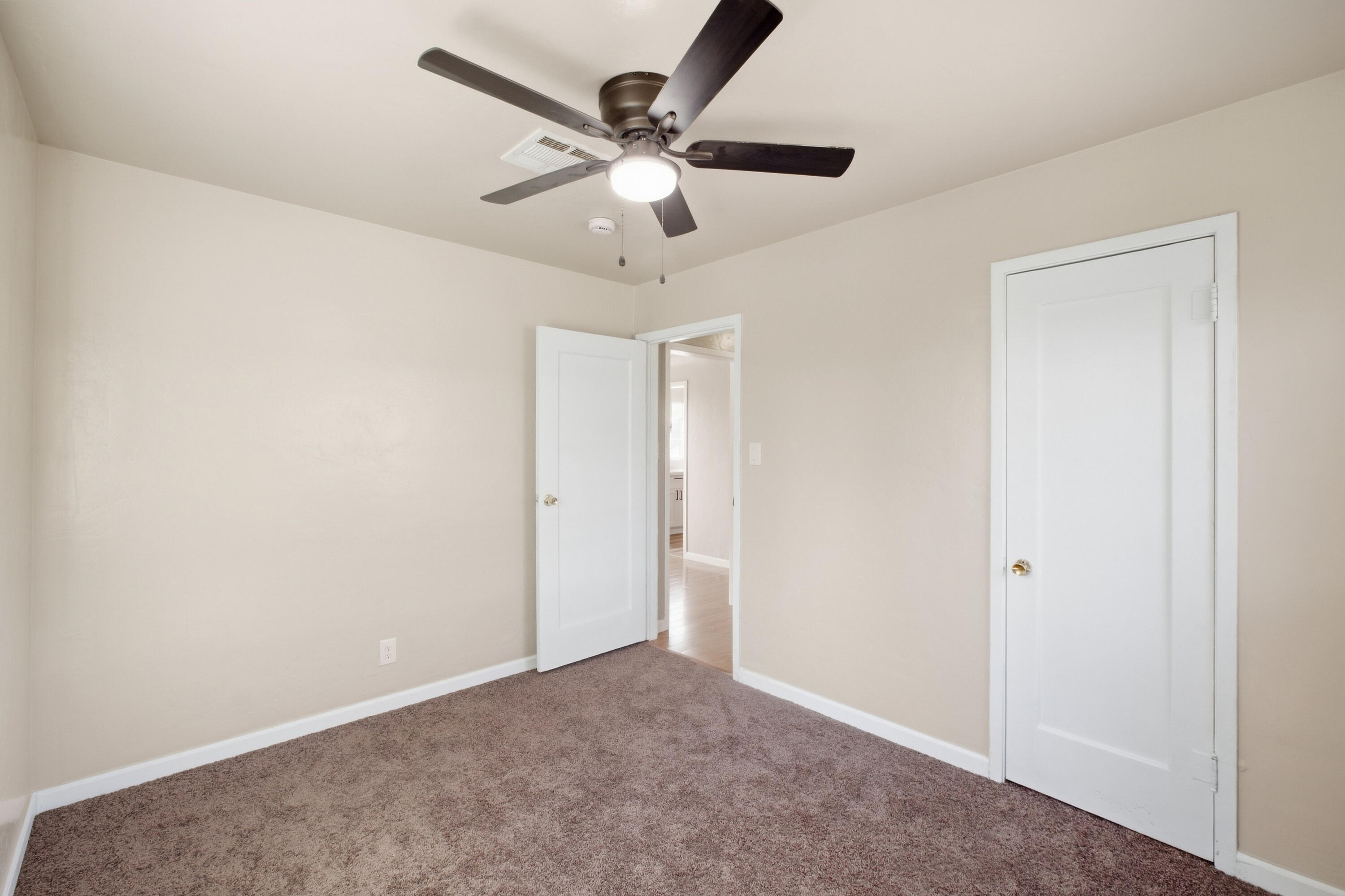 1123 N Rinaldi St, Visalia, CA 93291