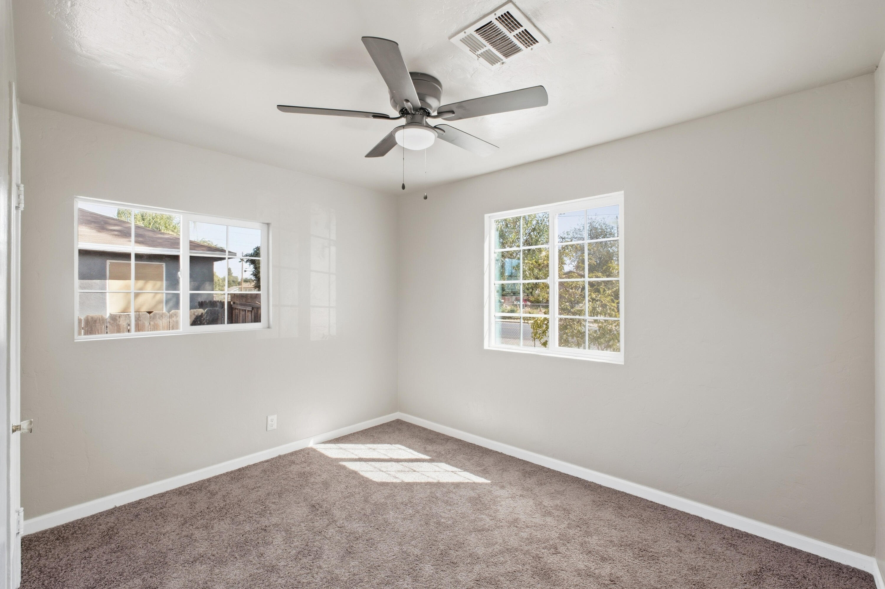 1123 N Rinaldi St, Visalia, CA 93291
