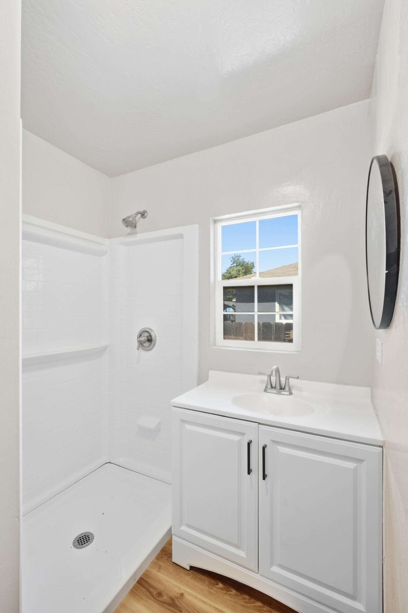 1123 N Rinaldi St, Visalia, CA 93291