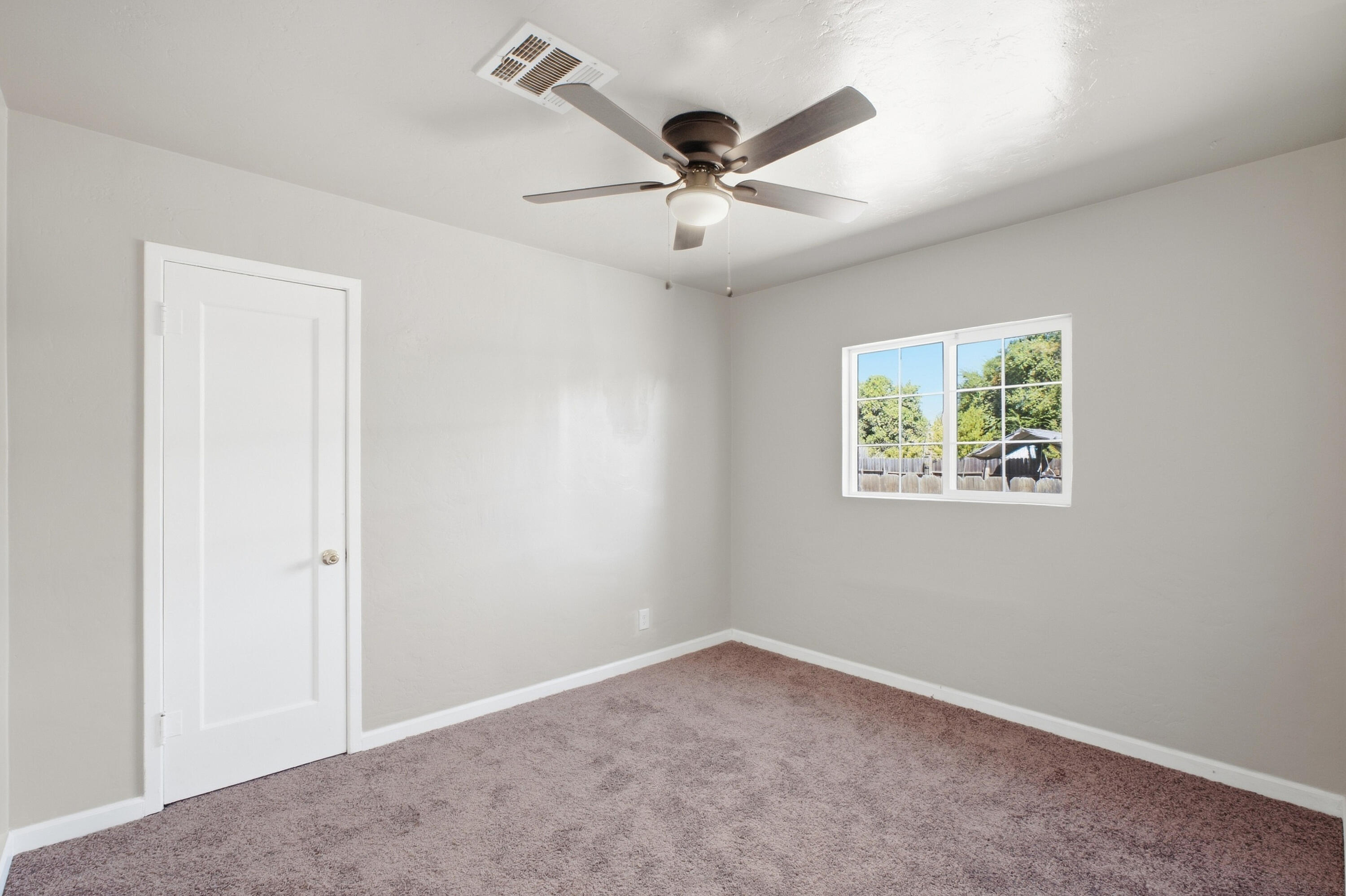 1123 N Rinaldi St, Visalia, CA 93291