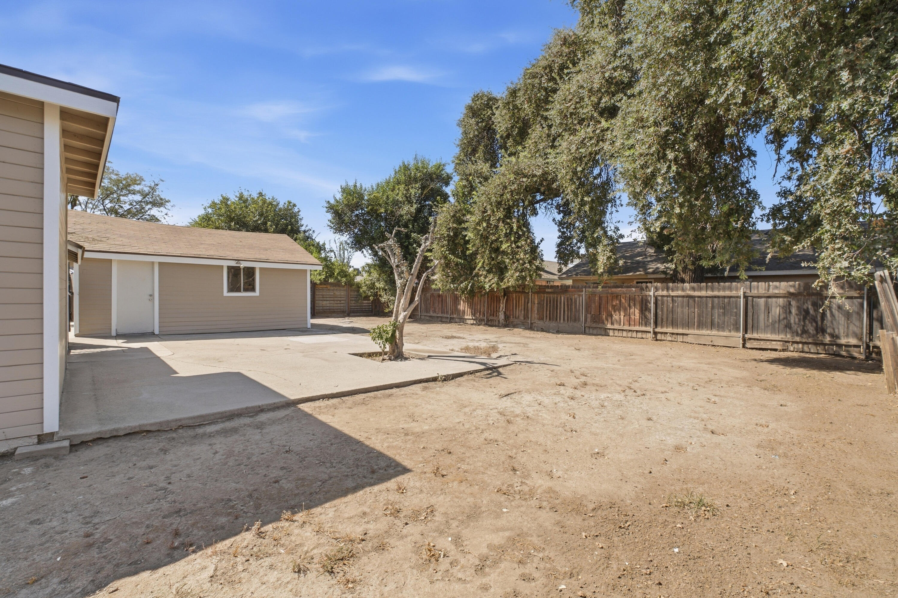 1123 N Rinaldi St, Visalia, CA 93291