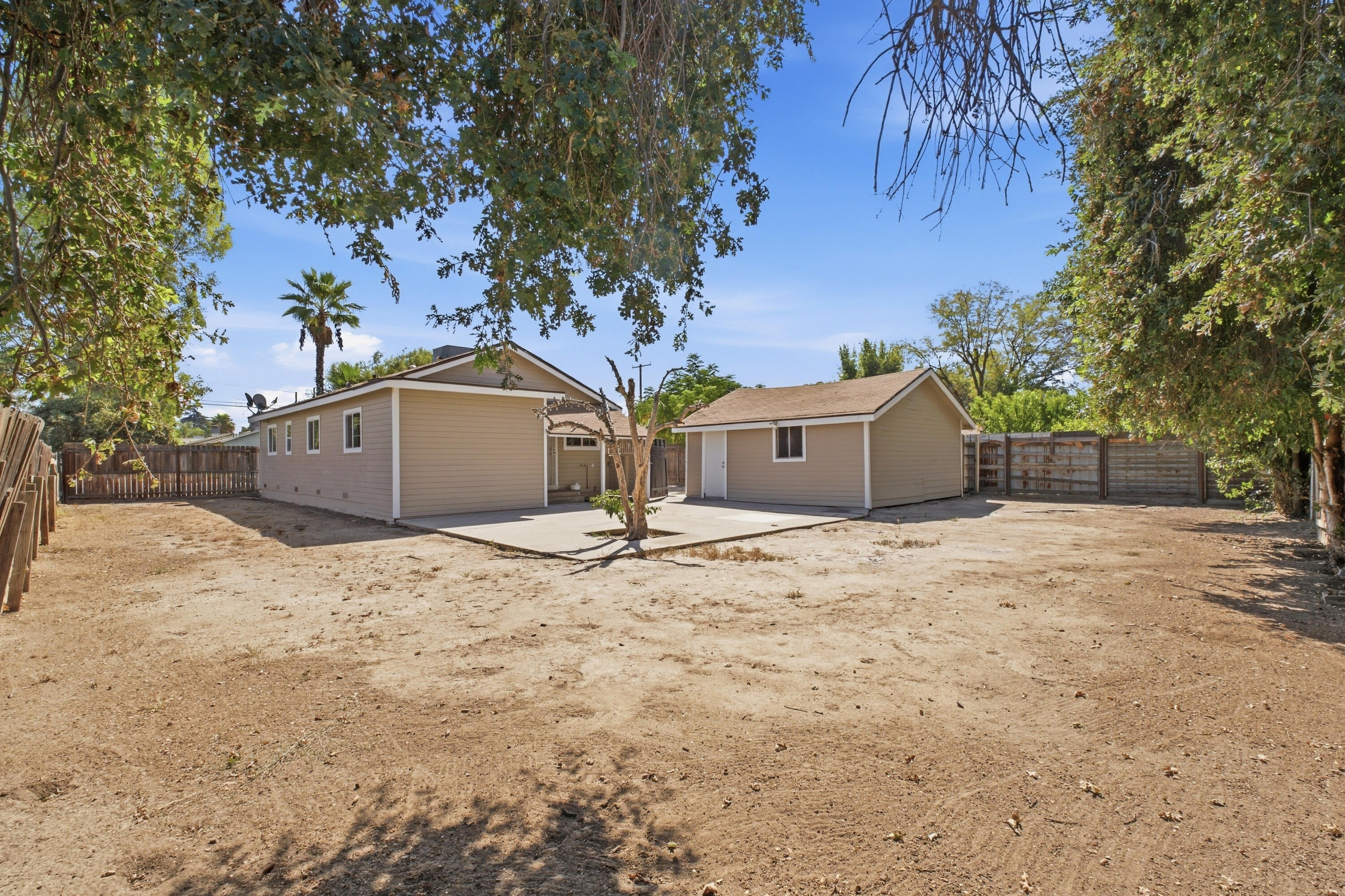 1123 N Rinaldi St, Visalia, CA 93291