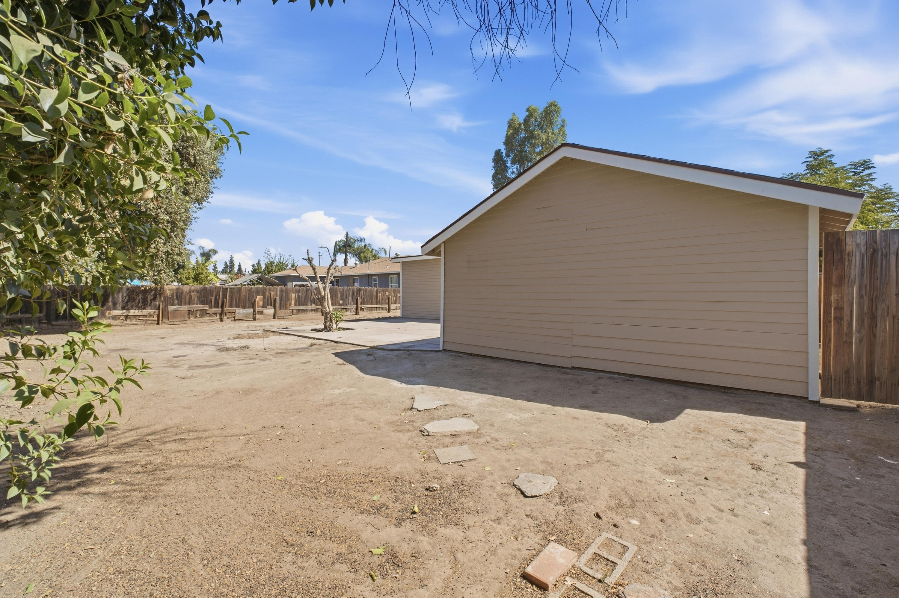1123 N Rinaldi St, Visalia, CA 93291
