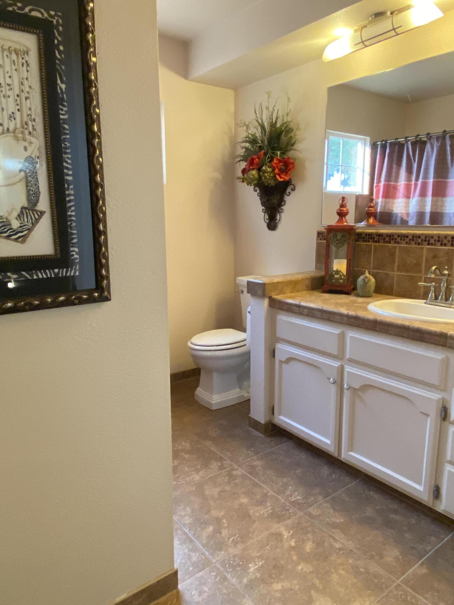 10853 Porter Ave, Dinuba, CA 93618