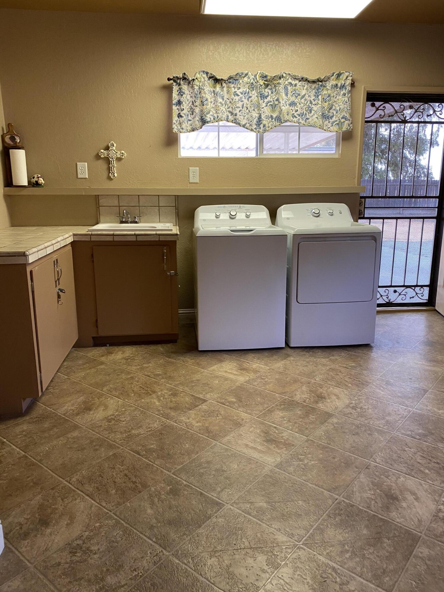 10853 Porter Ave, Dinuba, CA 93618
