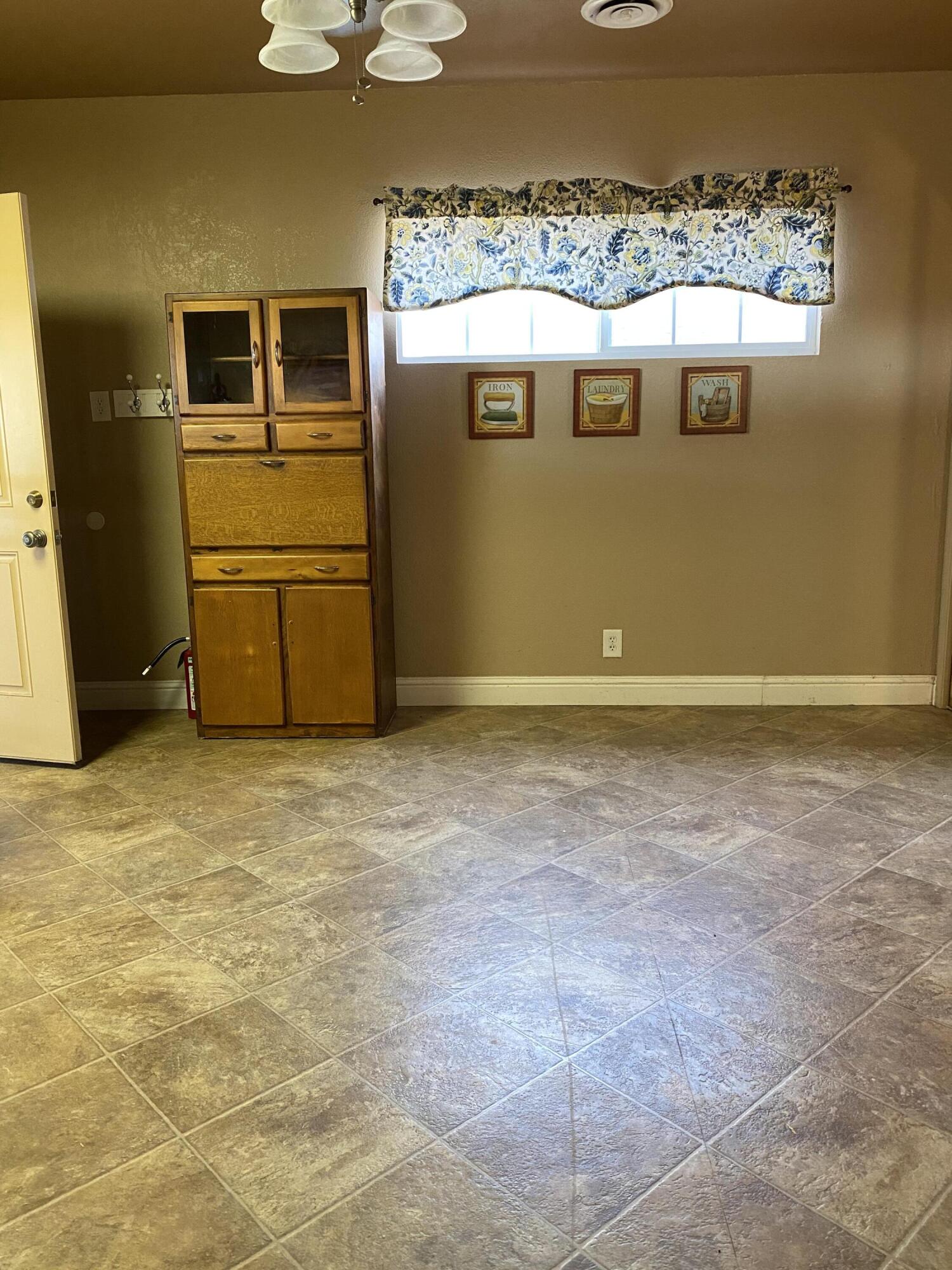 10853 Porter Ave, Dinuba, CA 93618