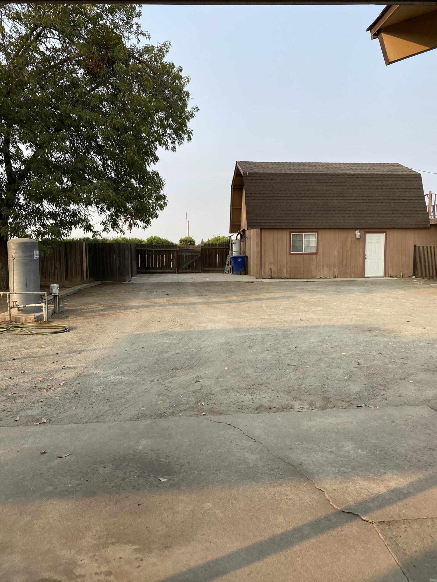 10853 Porter Ave, Dinuba, CA 93618