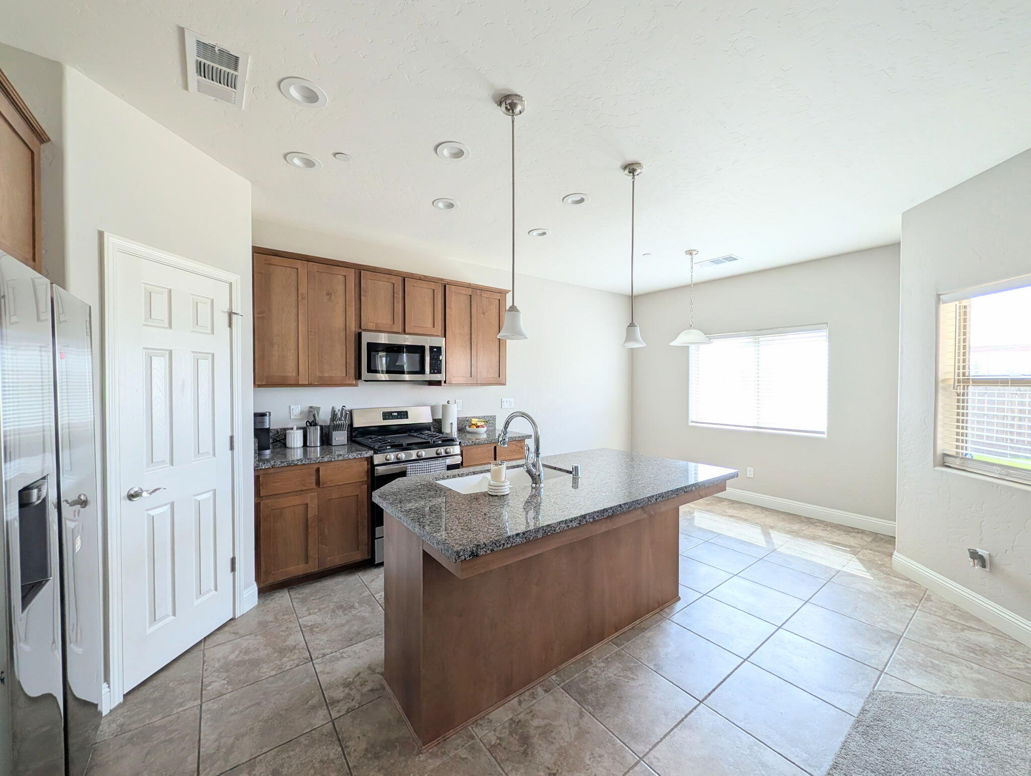 1135 E Seeger Ave, Visalia, CA 93292