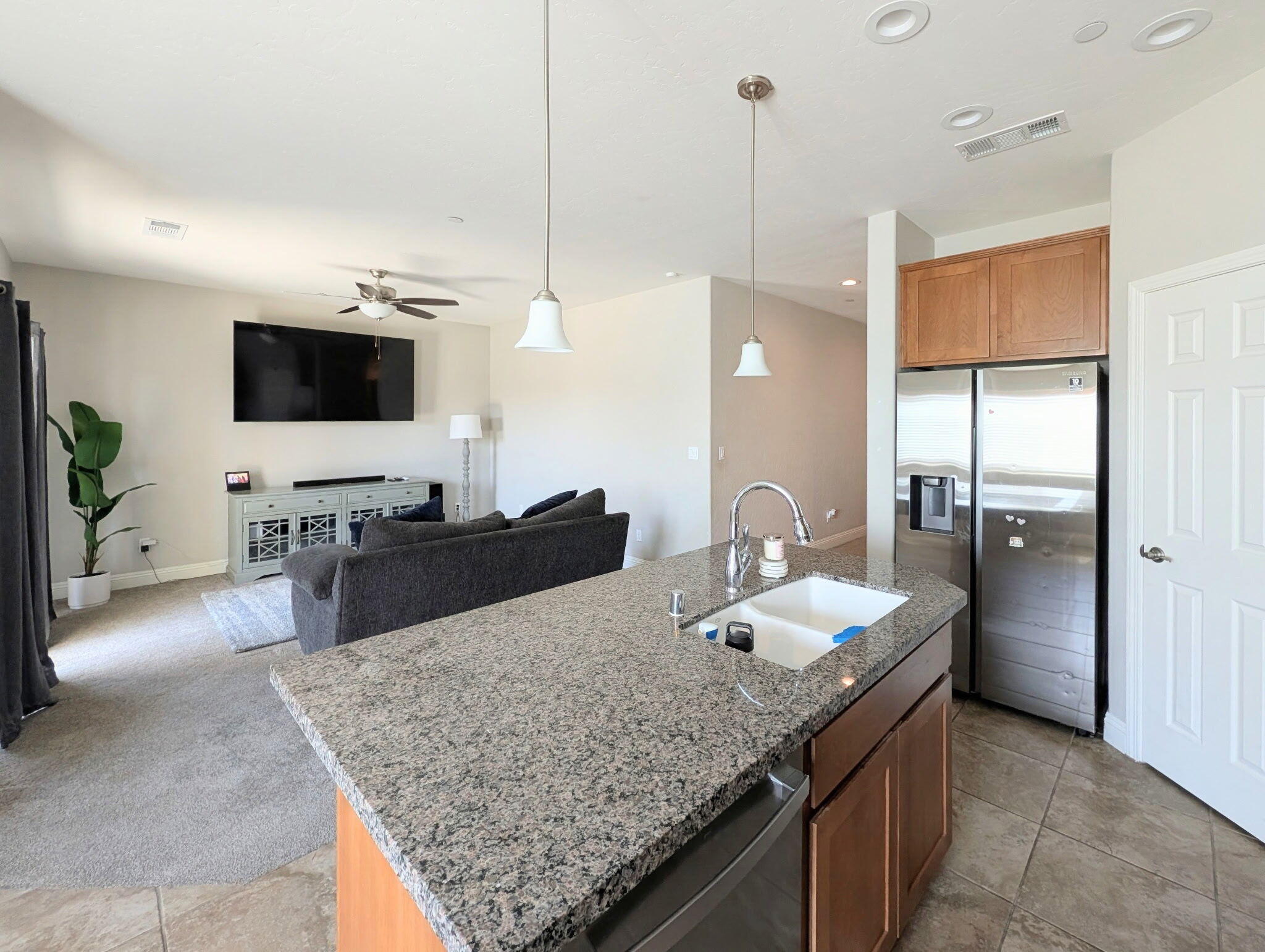 1135 E Seeger Ave, Visalia, CA 93292
