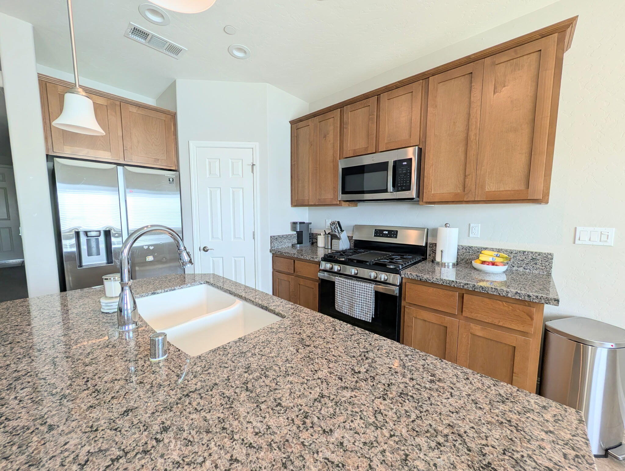 1135 E Seeger Ave, Visalia, CA 93292