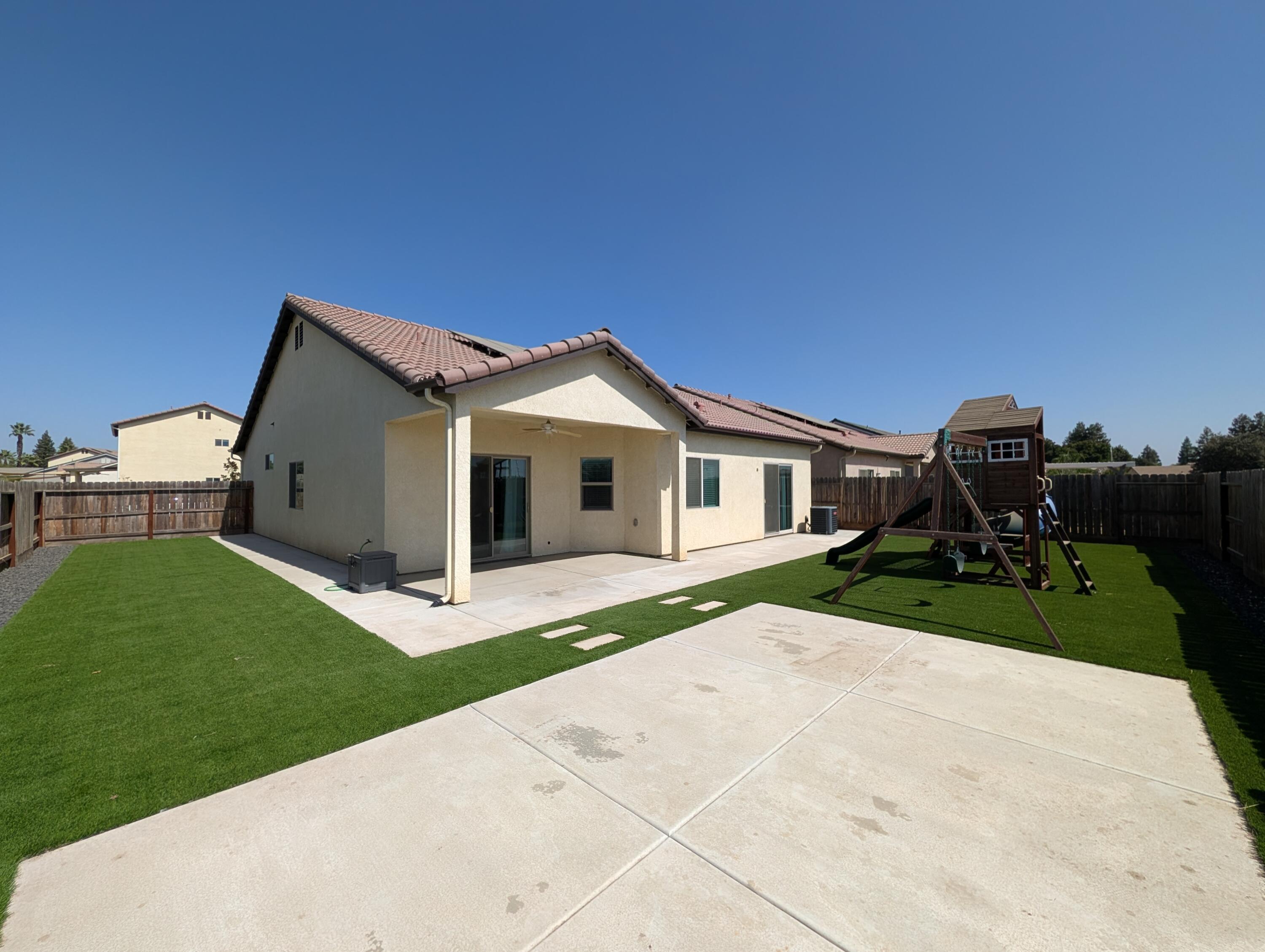 1135 E Seeger Ave, Visalia, CA 93292