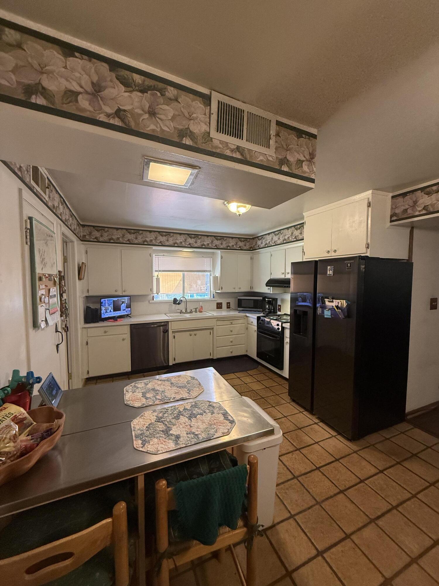 16 Holcomb St, Porterville, CA 93257