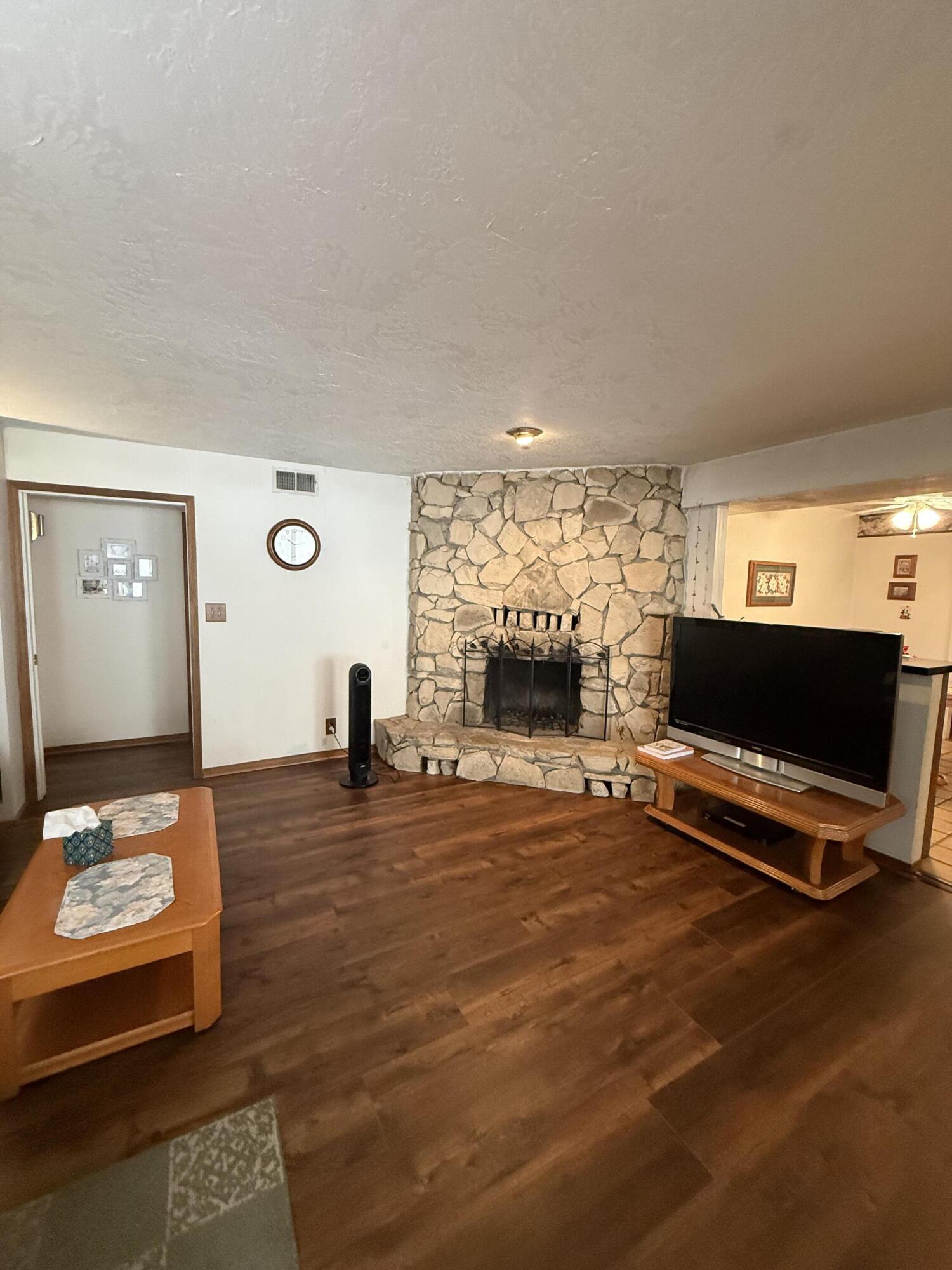 16 Holcomb St, Porterville, CA 93257