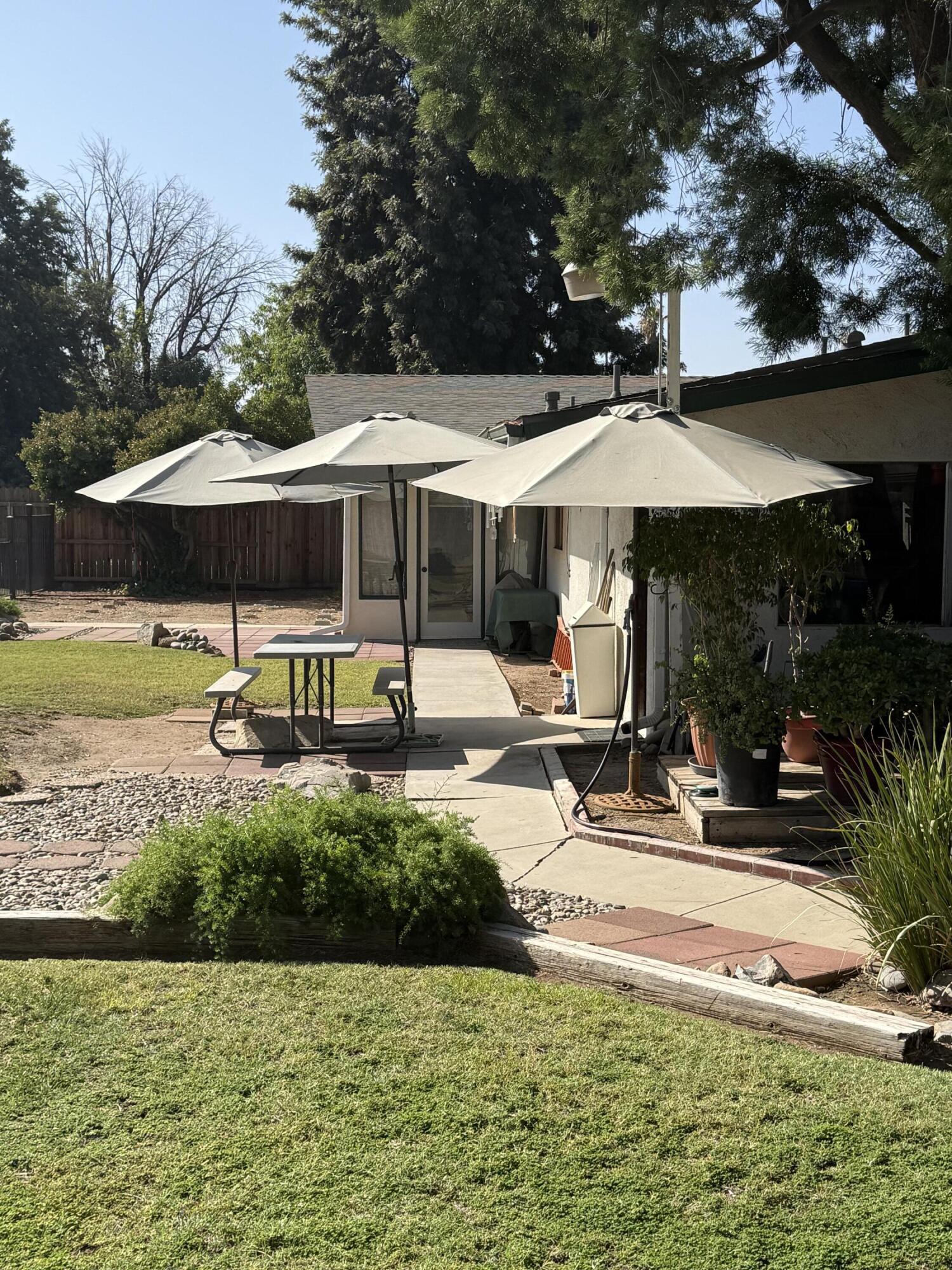 16 Holcomb St, Porterville, CA 93257