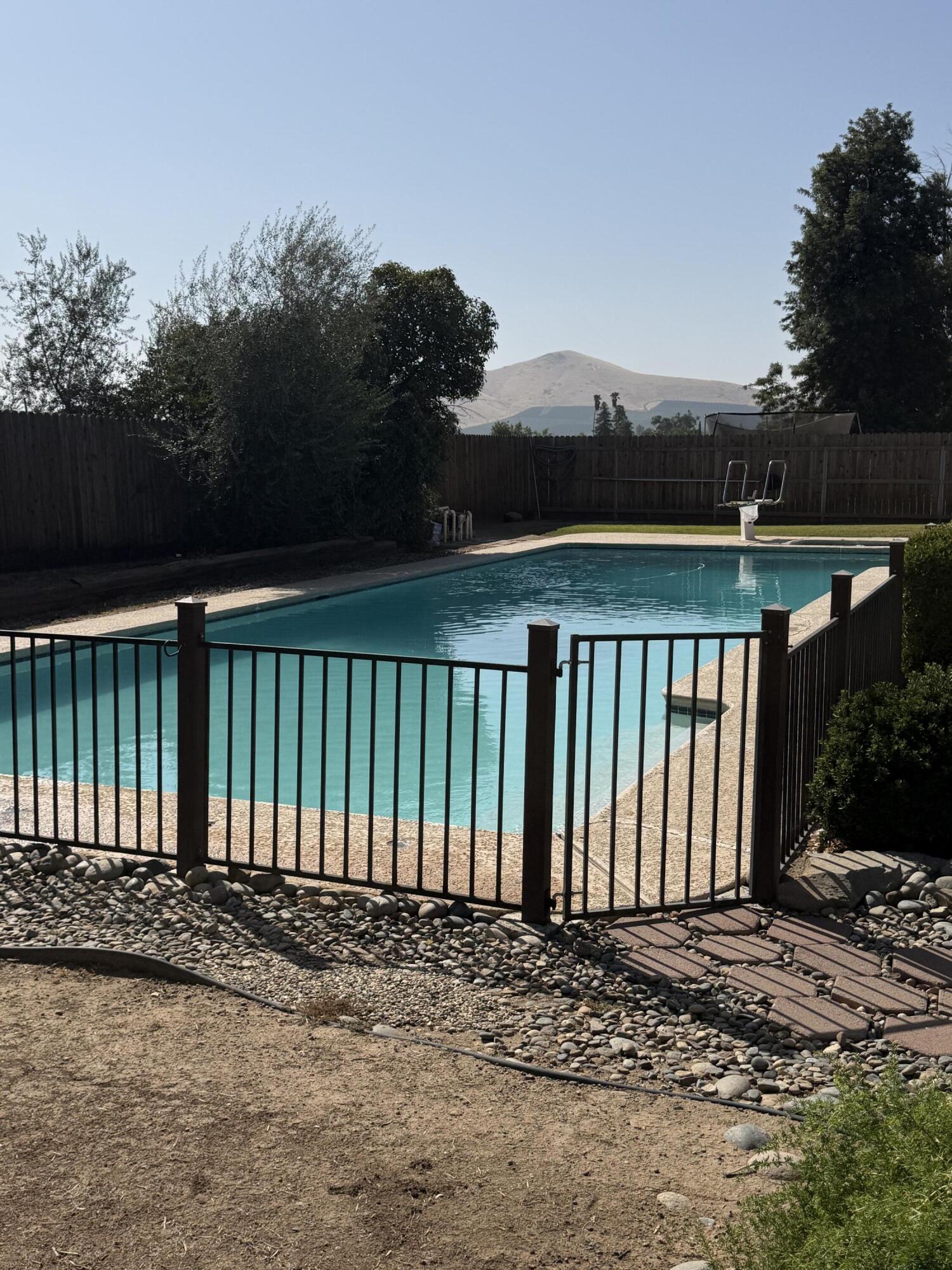16 Holcomb St, Porterville, CA 93257