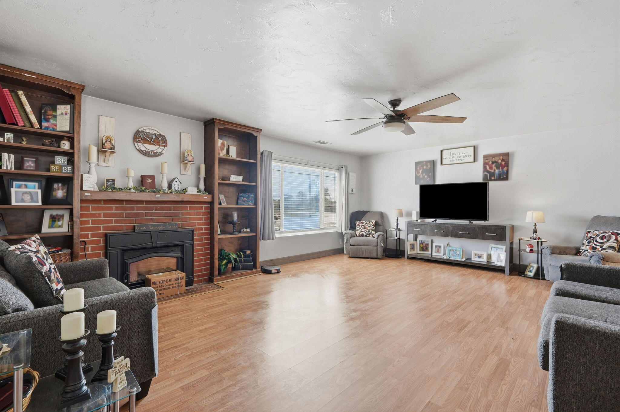1480 E Bardsley Ave, Tulare, CA 93274