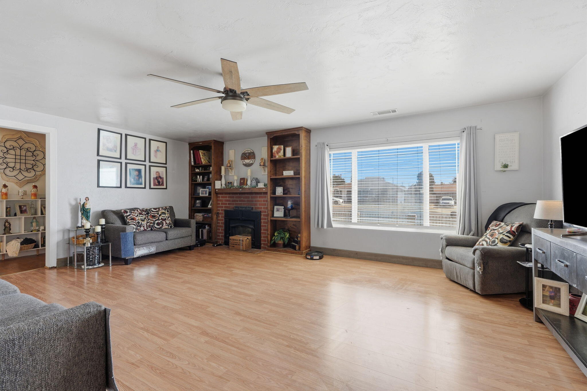 1480 E Bardsley Ave, Tulare, CA 93274