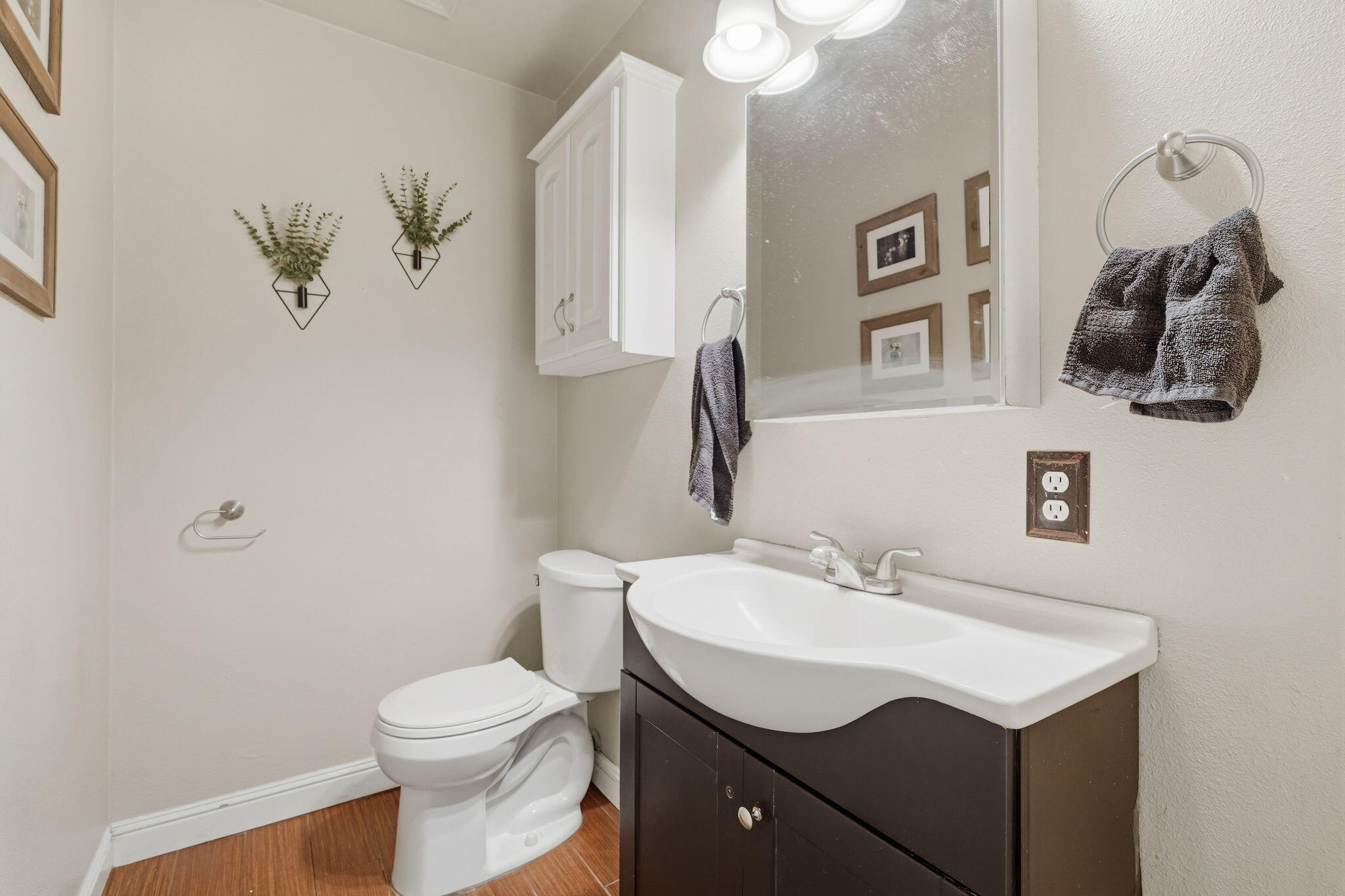 1480 E Bardsley Ave, Tulare, CA 93274