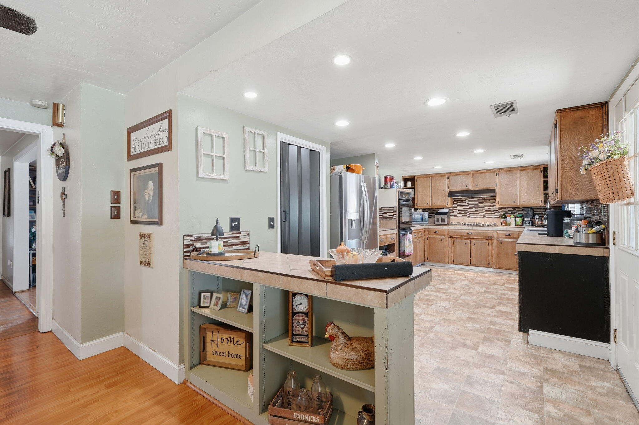 1480 E Bardsley Ave, Tulare, CA 93274