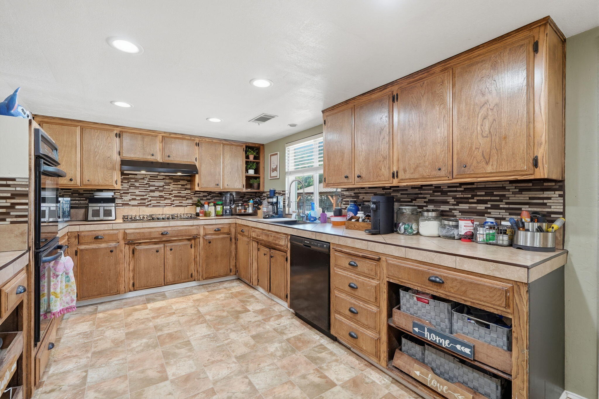 1480 E Bardsley Ave, Tulare, CA 93274