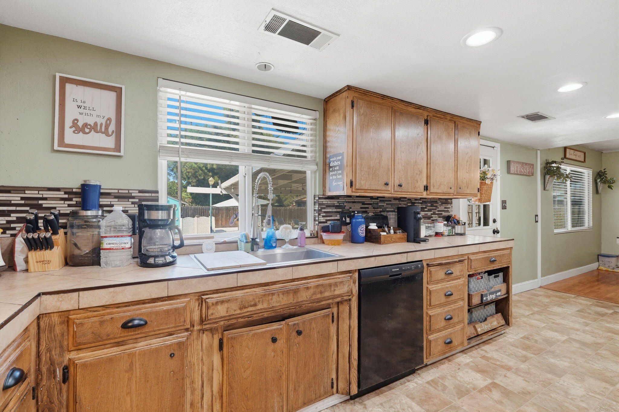 1480 E Bardsley Ave, Tulare, CA 93274
