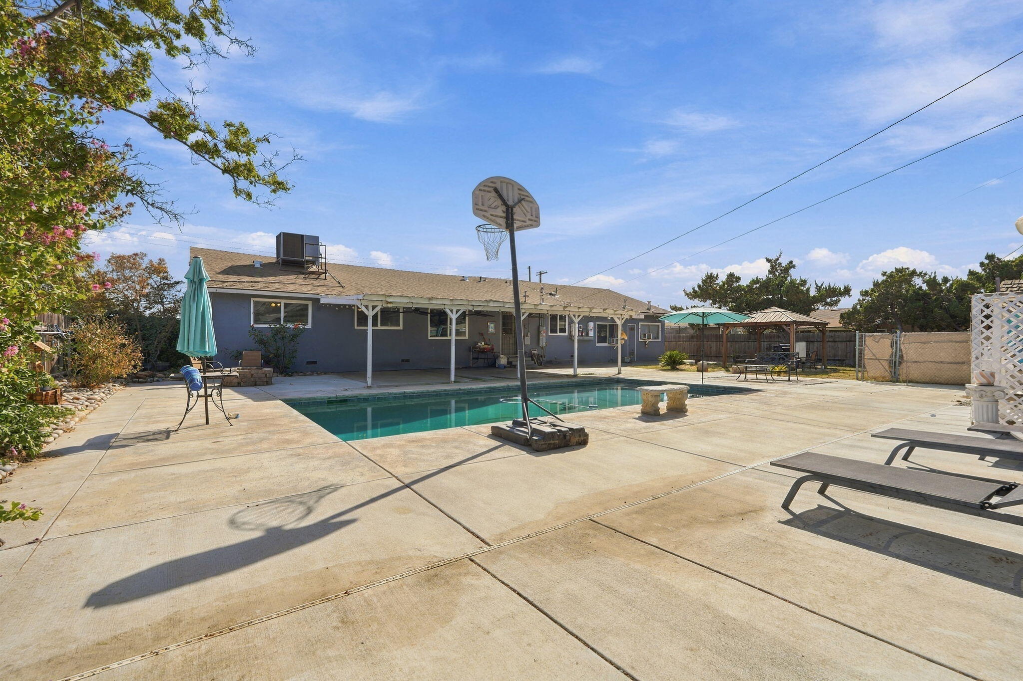 1480 E Bardsley Ave, Tulare, CA 93274
