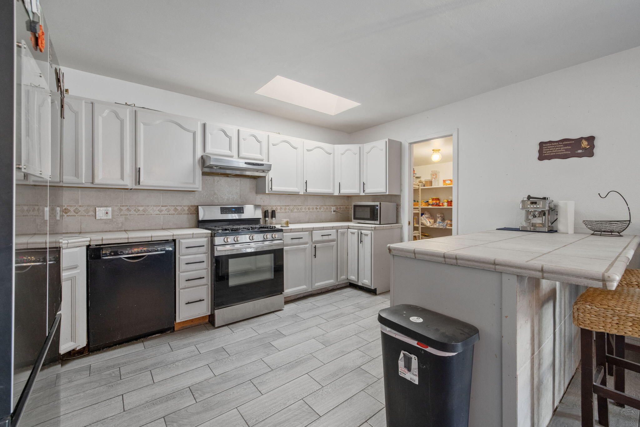 916 E Elm St, Hanford, CA 93230