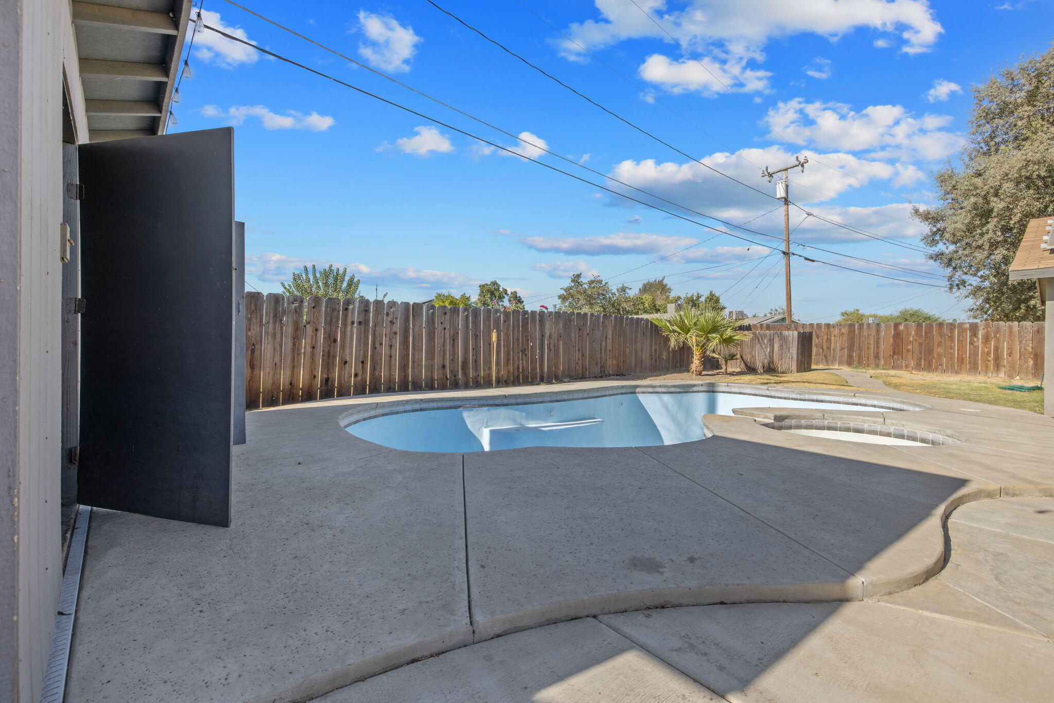 916 E Elm St, Hanford, CA 93230