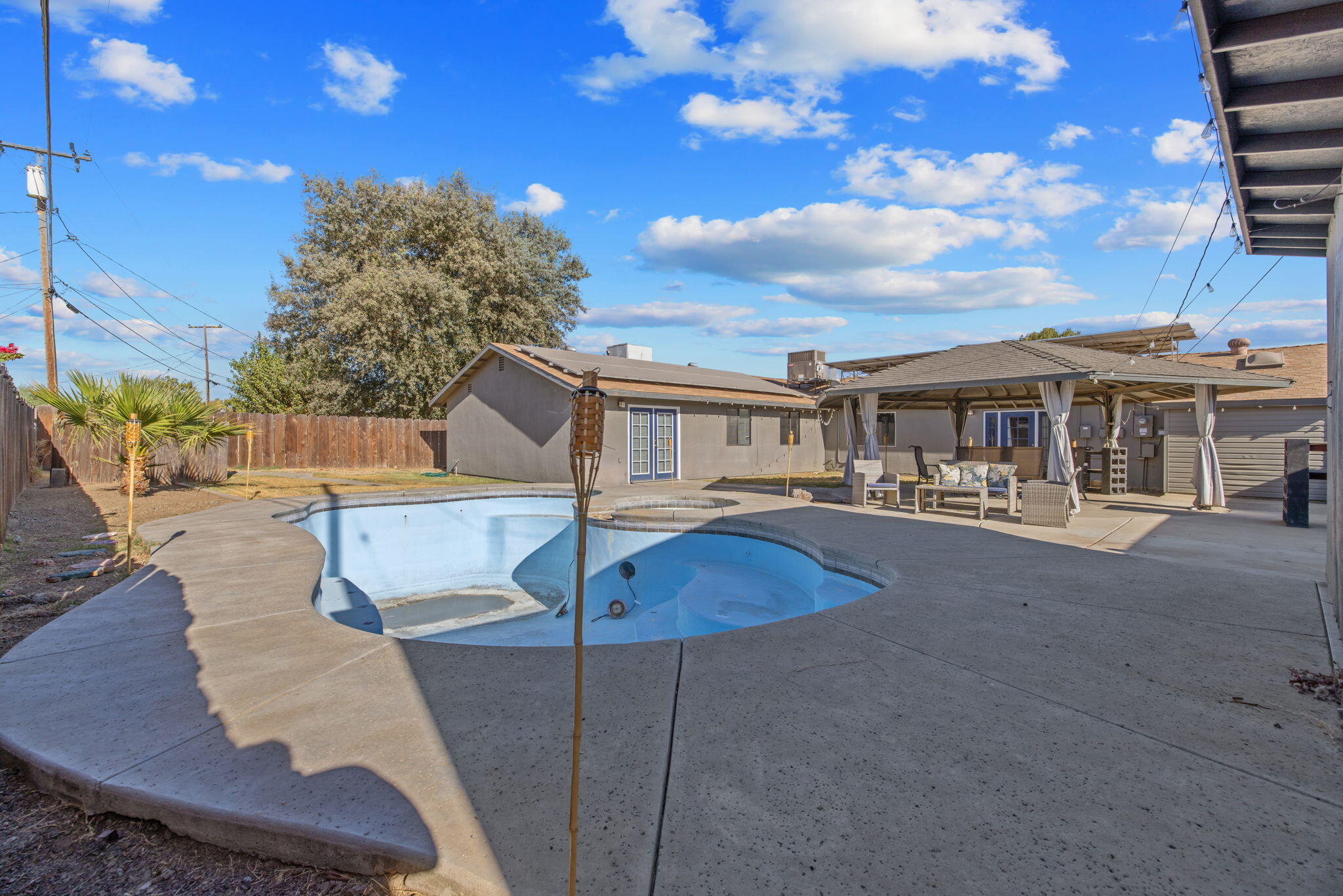 916 E Elm St, Hanford, CA 93230