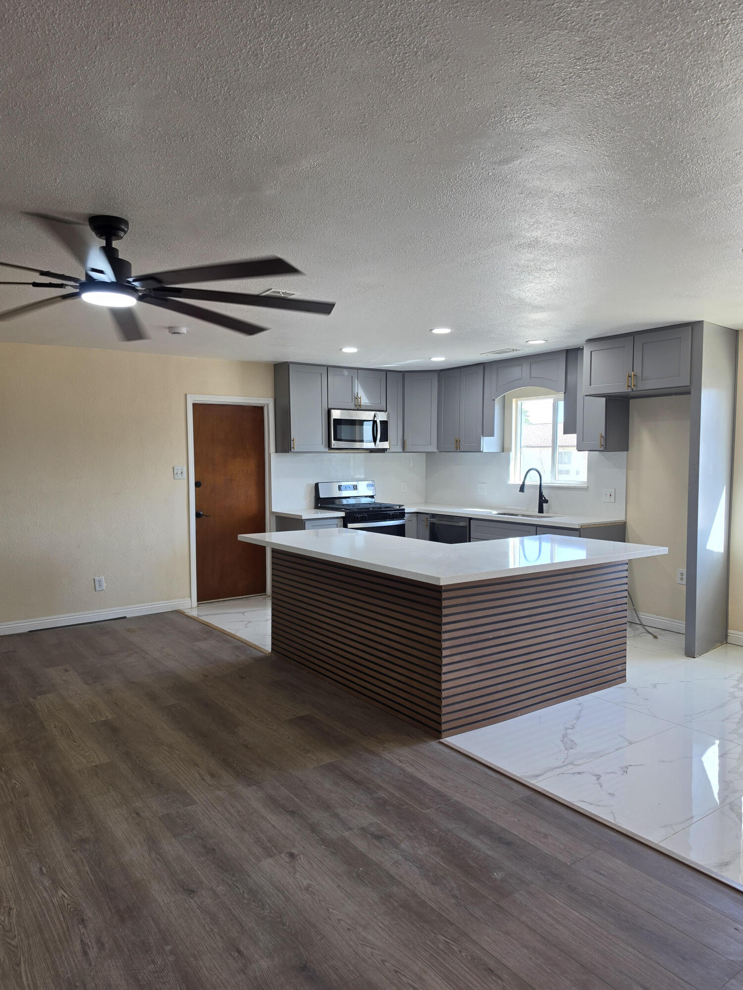 1482 E Walnut Ave, Tulare, CA 93274
