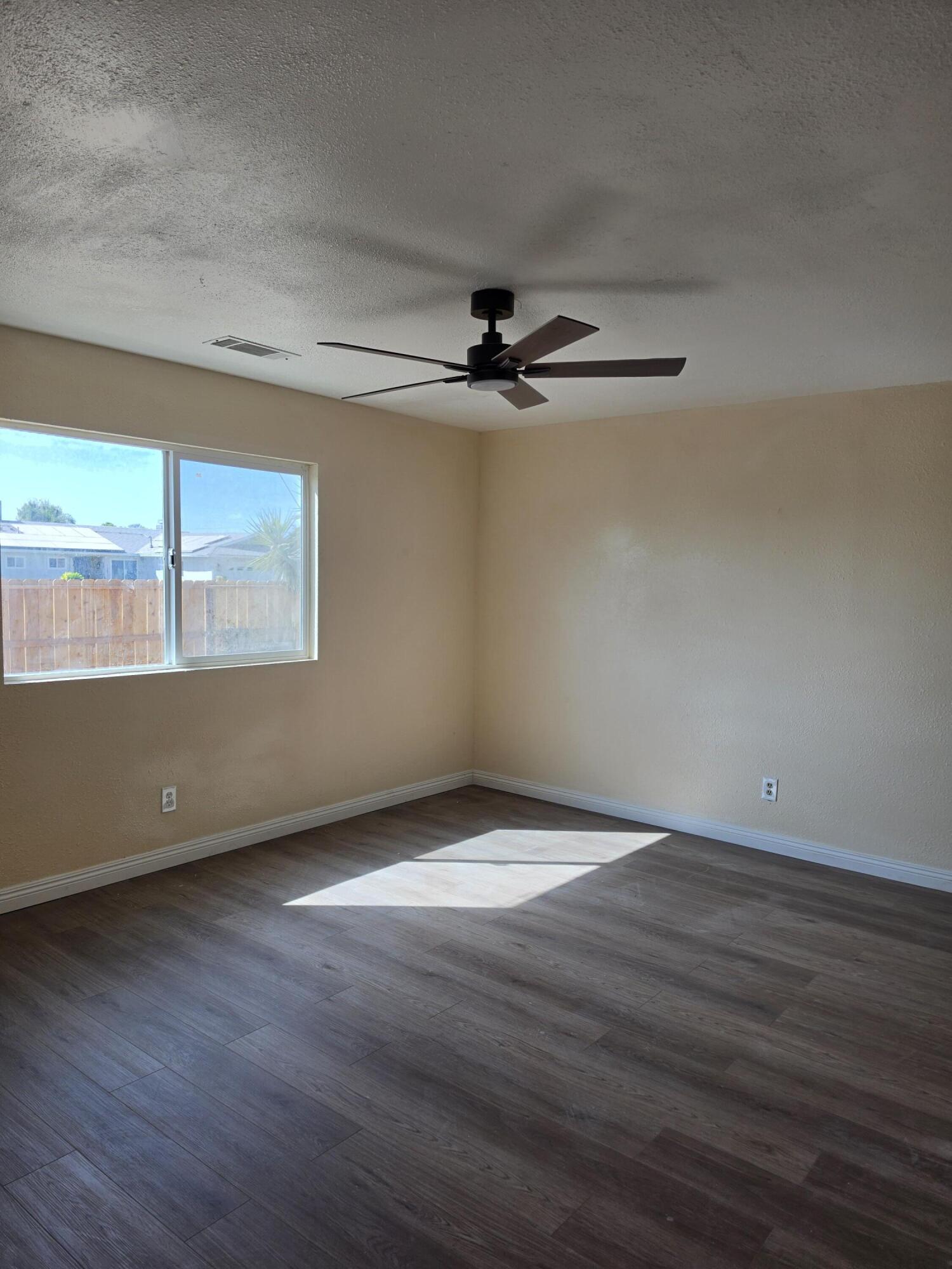 1482 E Walnut Ave, Tulare, CA 93274