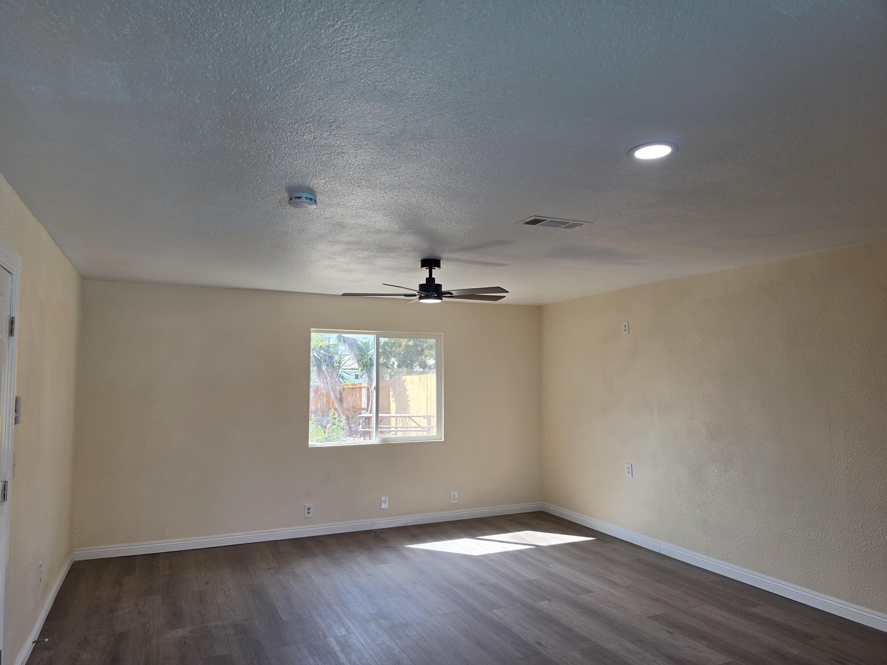 1482 E Walnut Ave, Tulare, CA 93274