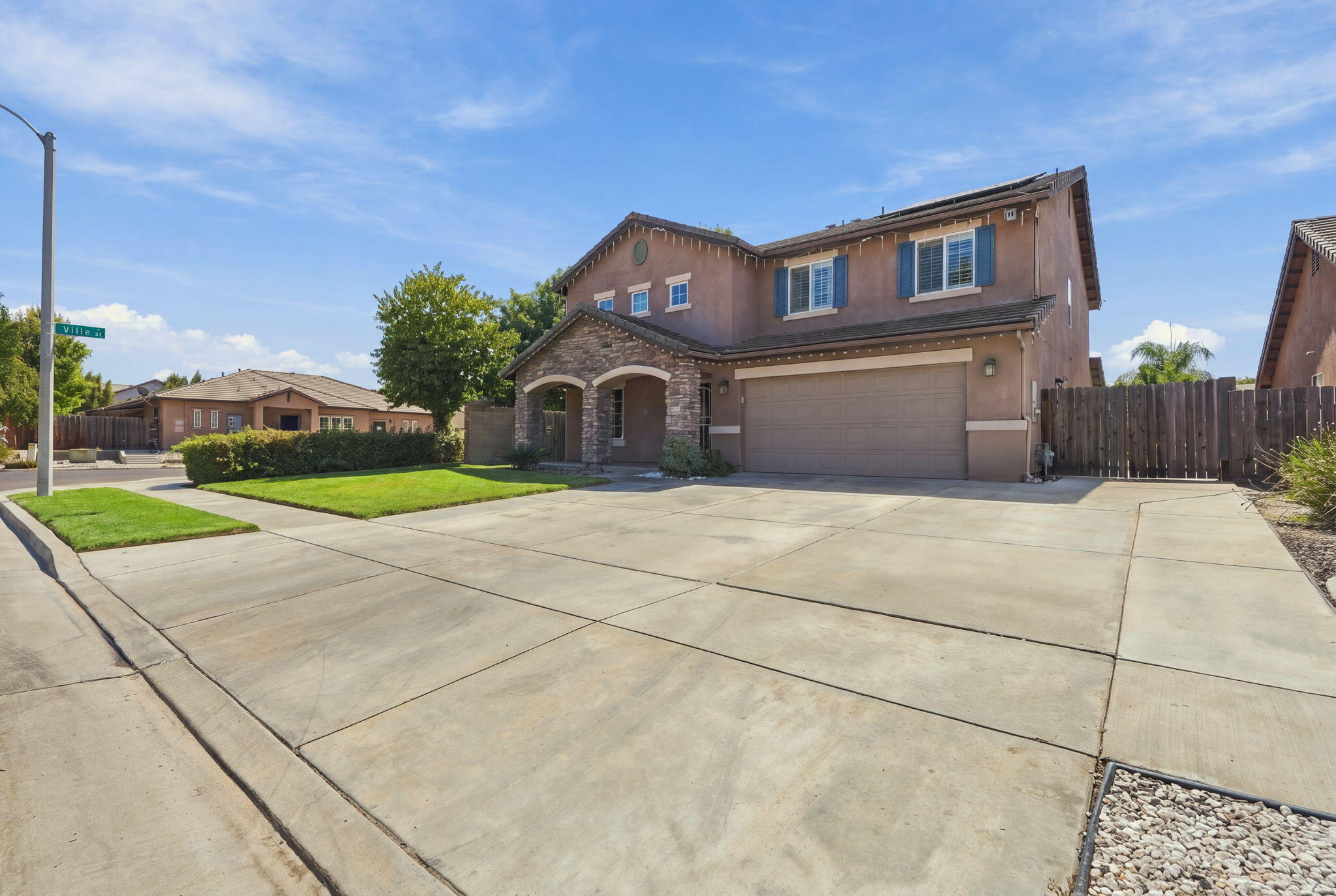 2631 E Parkview Ave, Visalia, CA 93292
